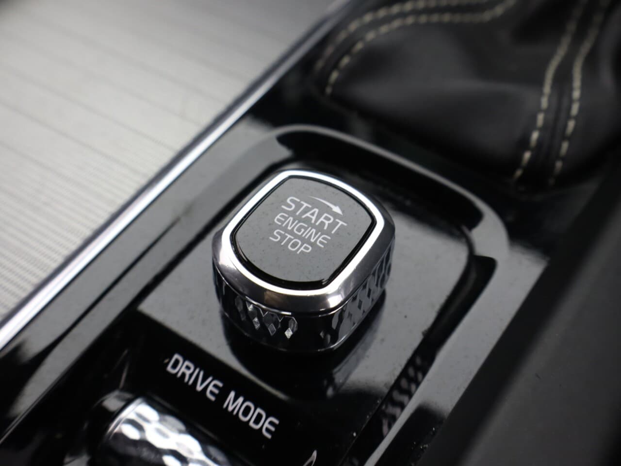 Volvo XC60 2.0 D4 R-Design — image 26