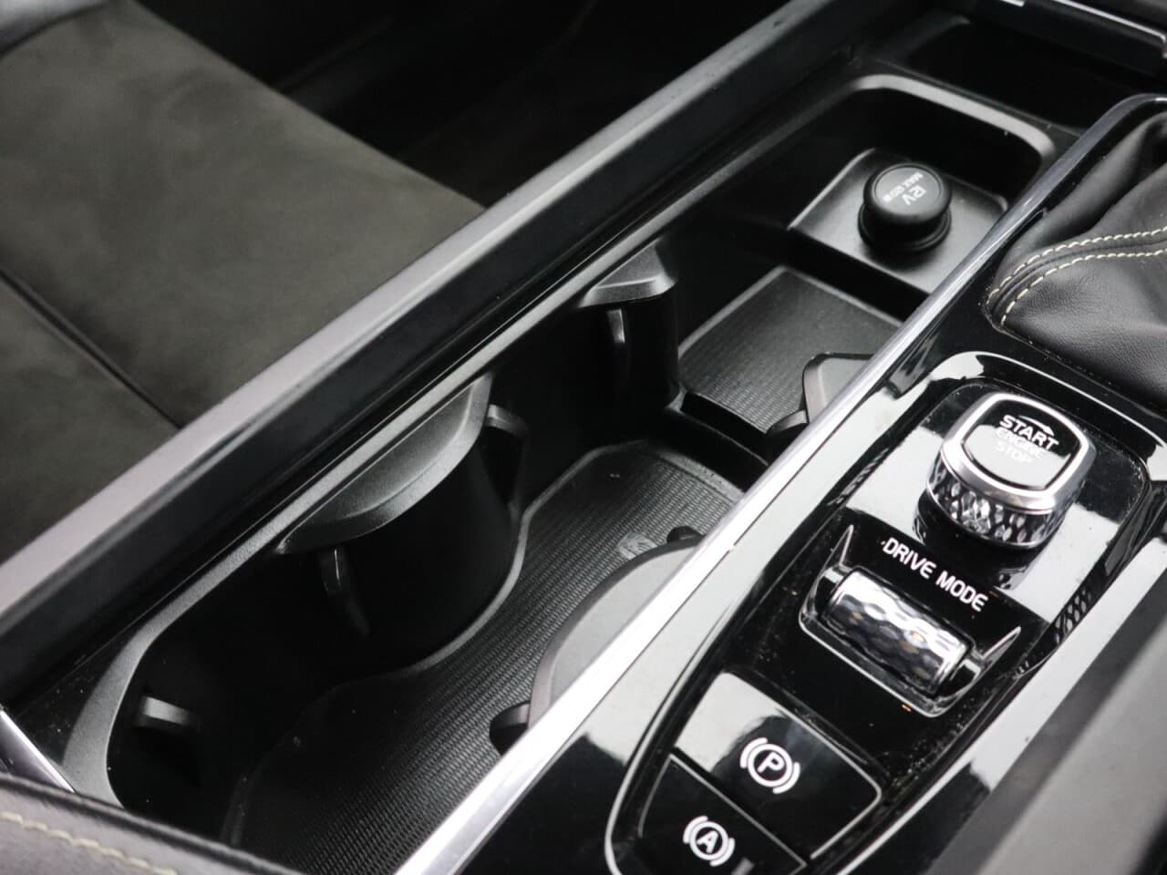 Volvo XC60 2.0 D4 R-Design — image 27