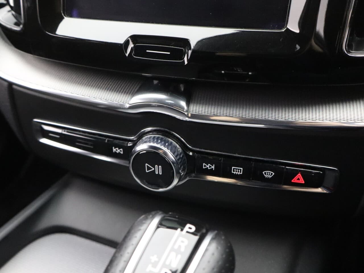 Volvo XC60 2.0 D4 R-Design — image 30