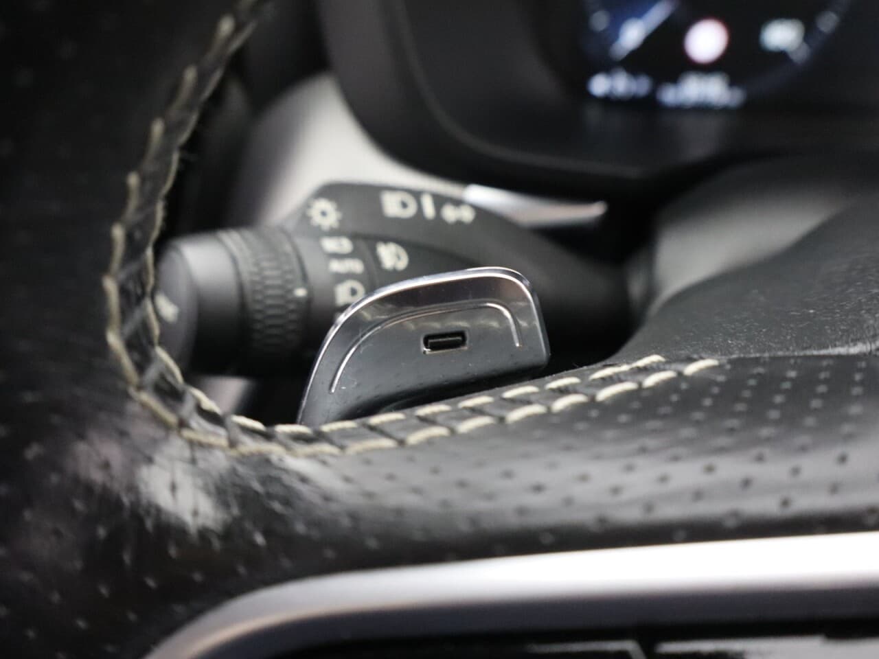 Volvo XC60 2.0 D4 R-Design — image 38