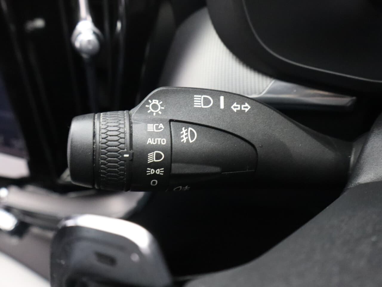 Volvo XC60 2.0 D4 R-Design — image 40