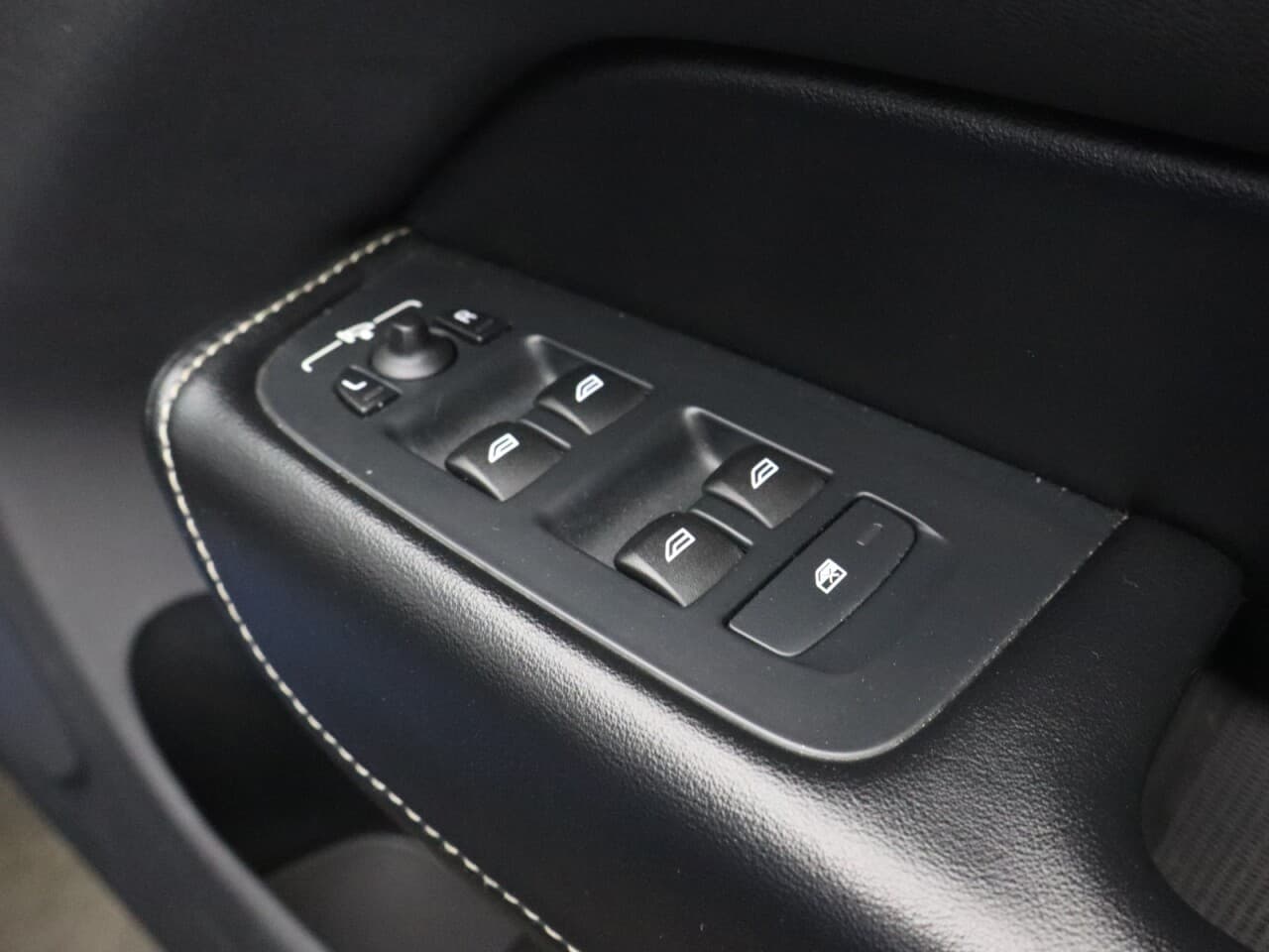 Volvo XC60 2.0 D4 R-Design — image 50