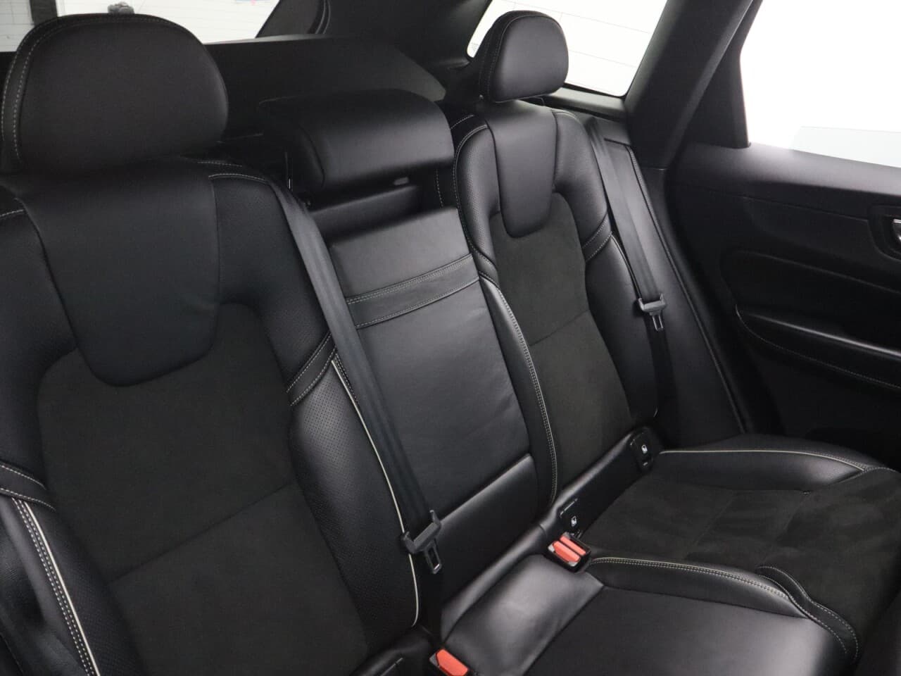 Volvo XC60 2.0 D4 R-Design — image 44