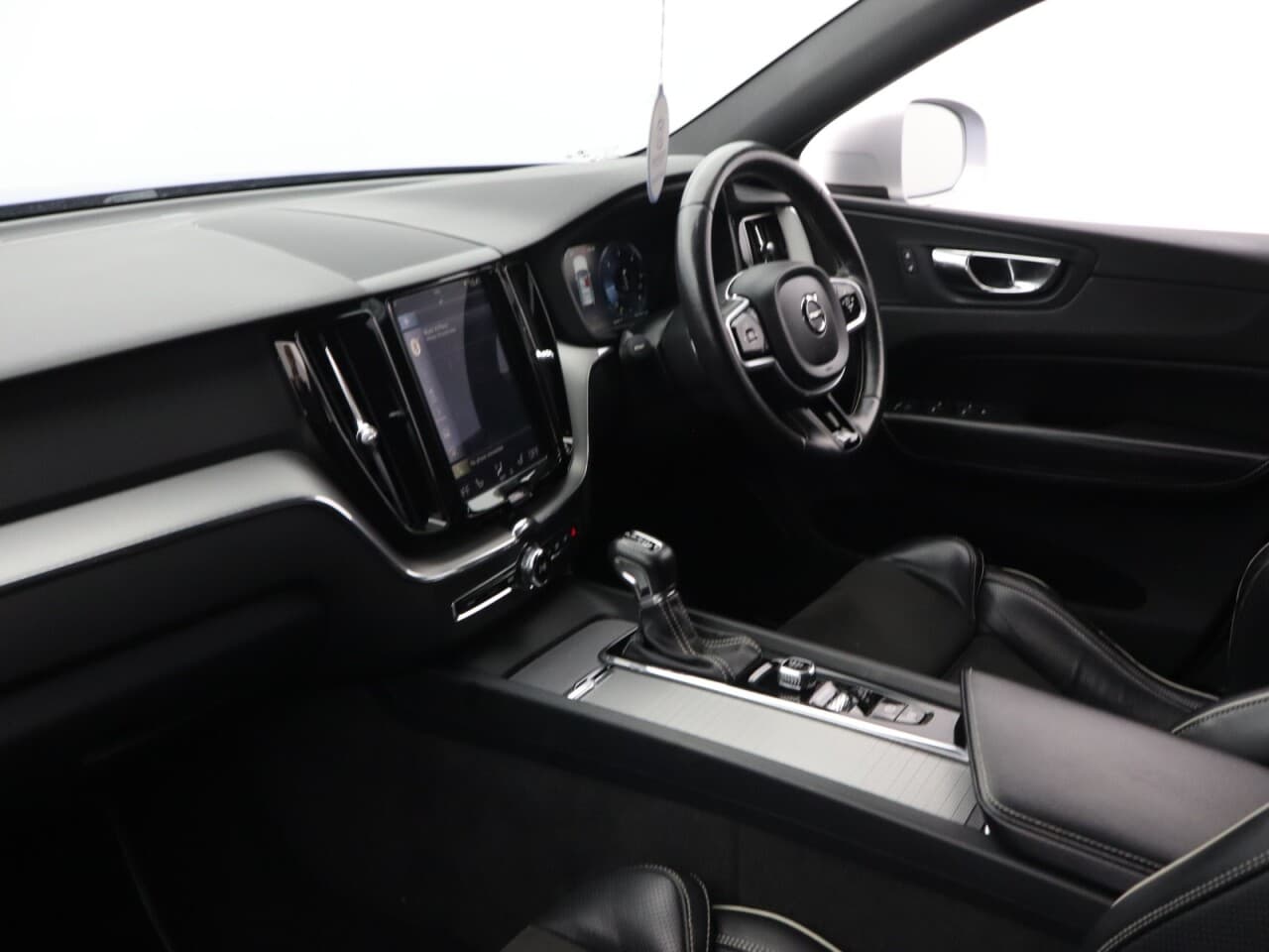 Volvo XC60 2.0 D4 R-Design — image 42