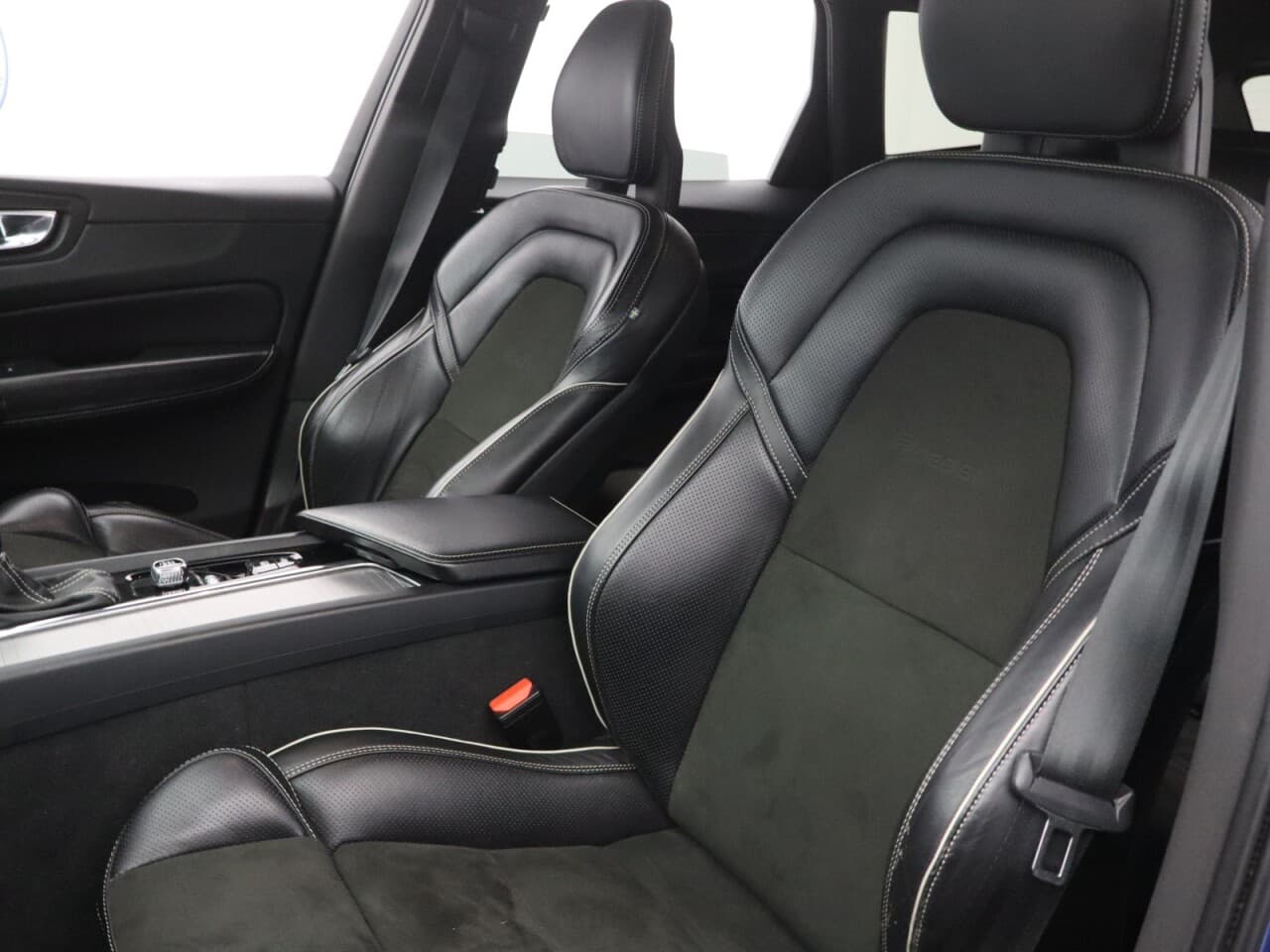 Volvo XC60 2.0 D4 R-Design — image 43