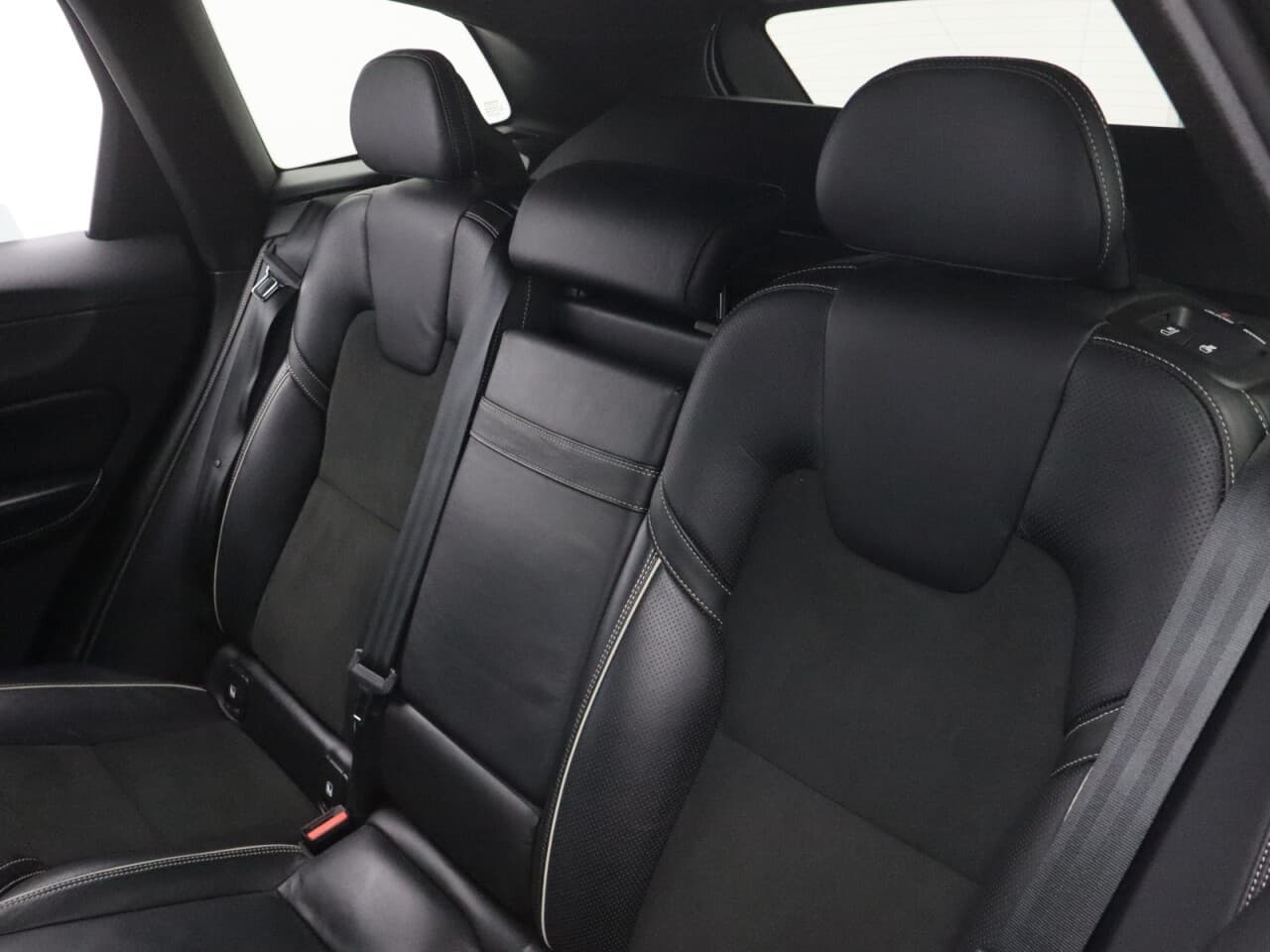 Volvo XC60 2.0 D4 R-Design — image 45