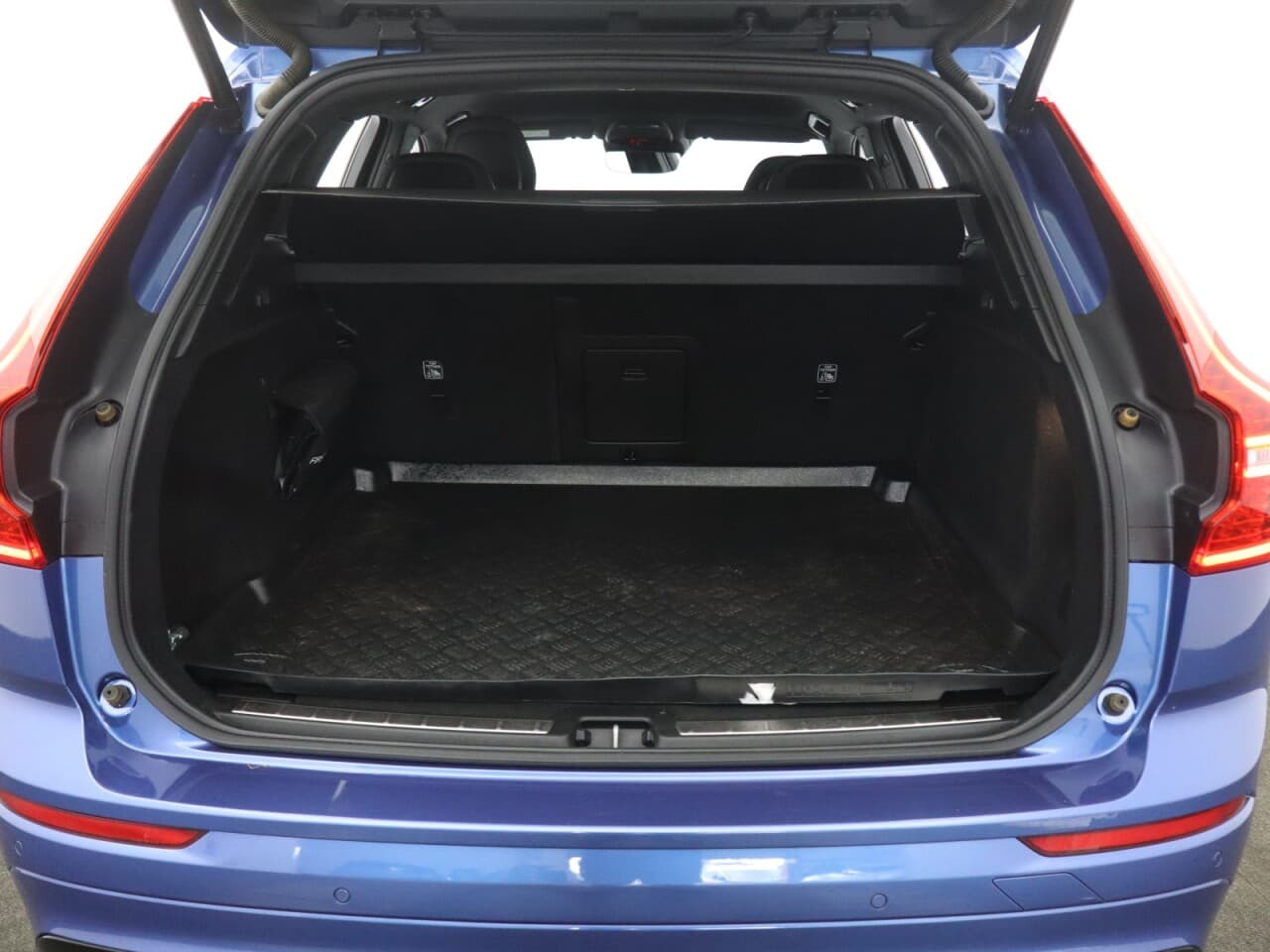 Volvo XC60 2.0 D4 R-Design — image 46