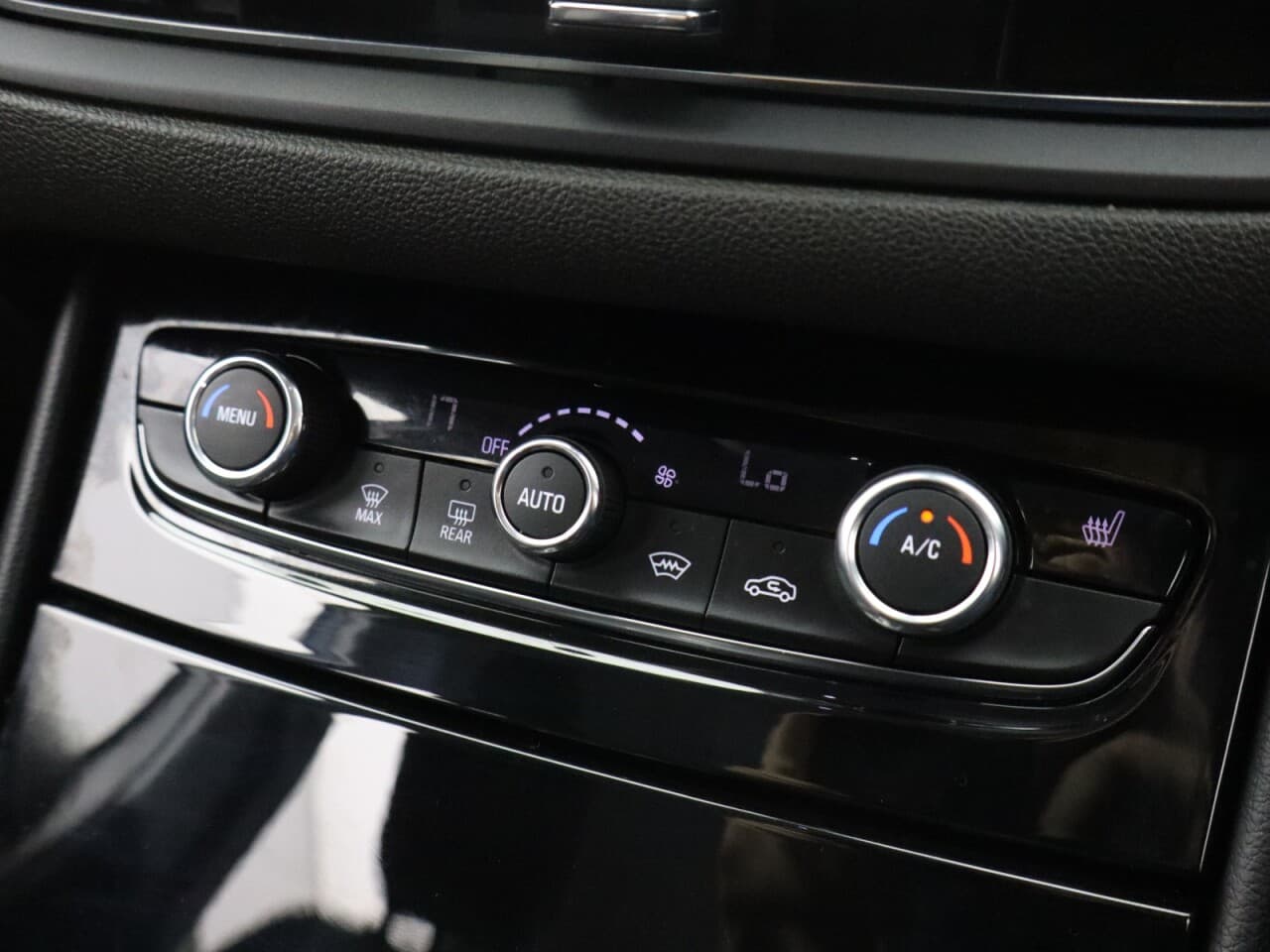 Vauxhall Grandland X 1.2 Turbo Elite — image 33