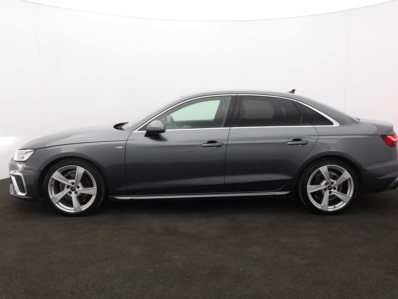 Audi A4 2.0 TDI 35 S line — image 6
