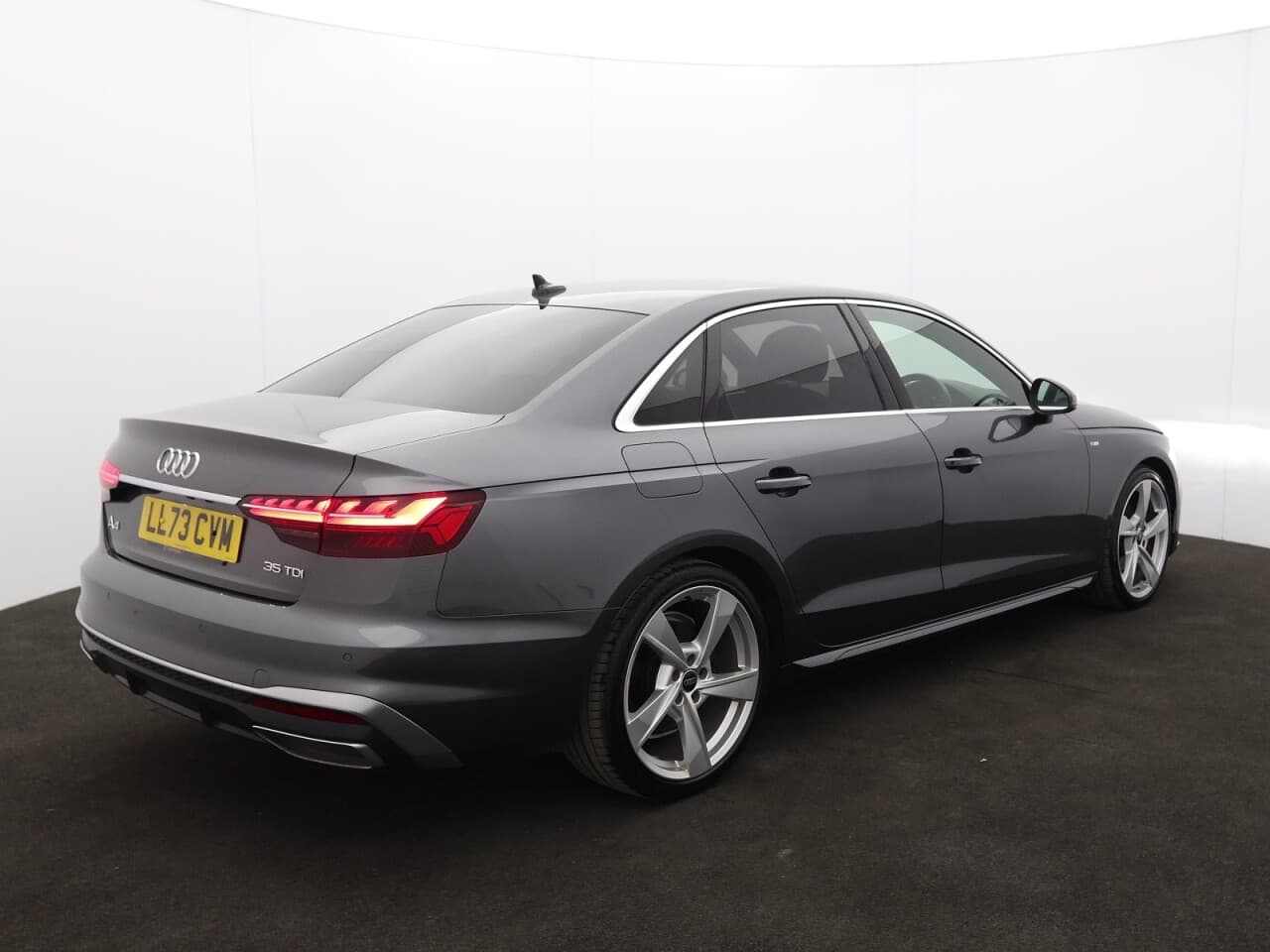 Audi A4 2.0 TDI 35 S line — image 10