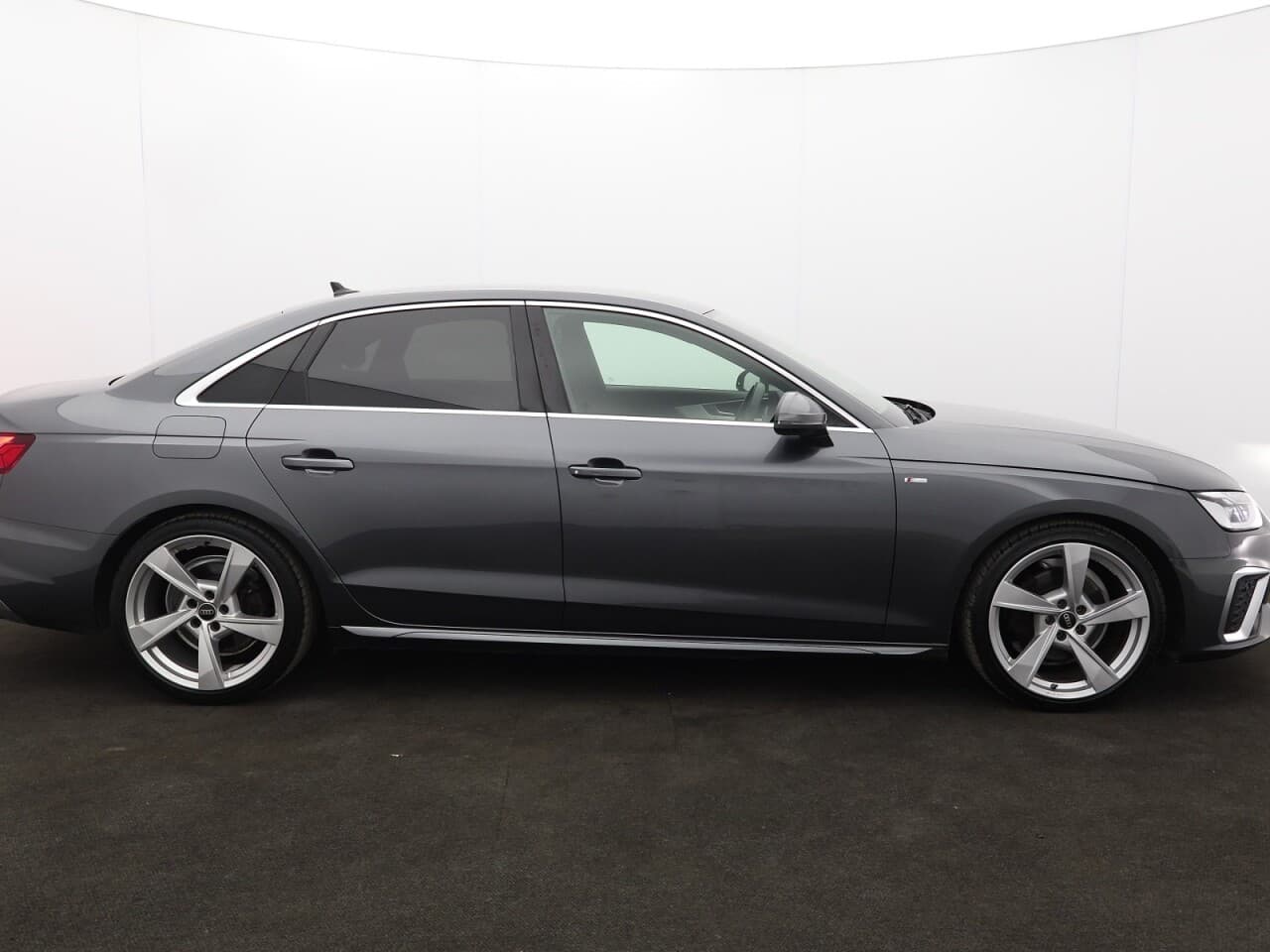 Audi A4 2.0 TDI 35 S line — image 11