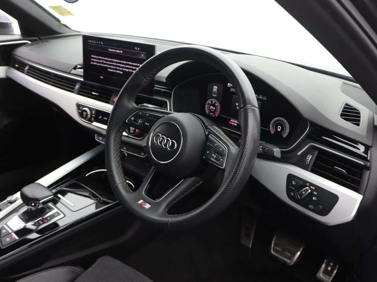 Audi A4 2.0 TDI 35 S line — image 14