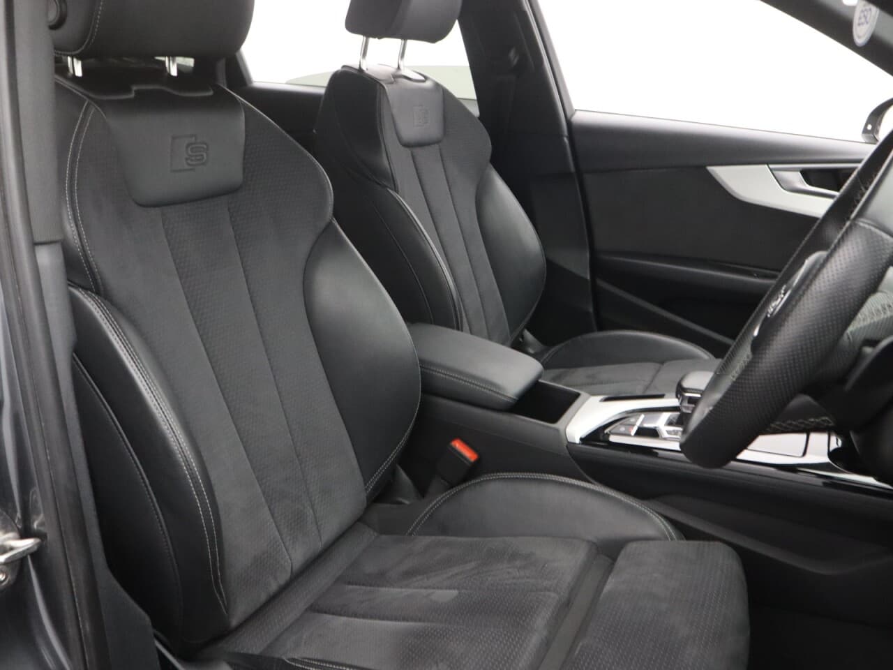Audi A4 2.0 TDI 35 S line — image 15