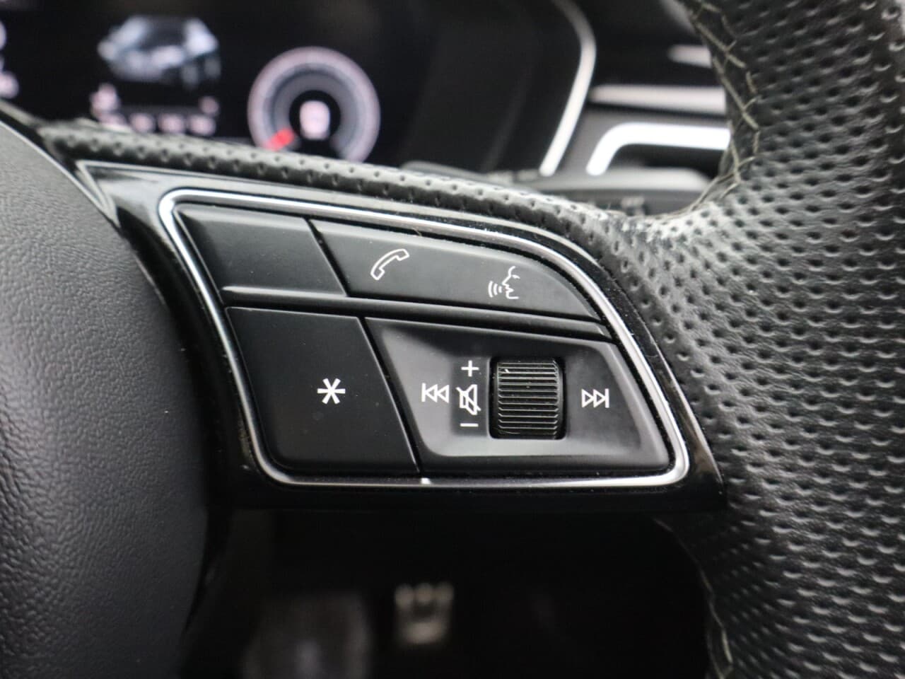 Audi A4 2.0 TDI 35 S line — image 18