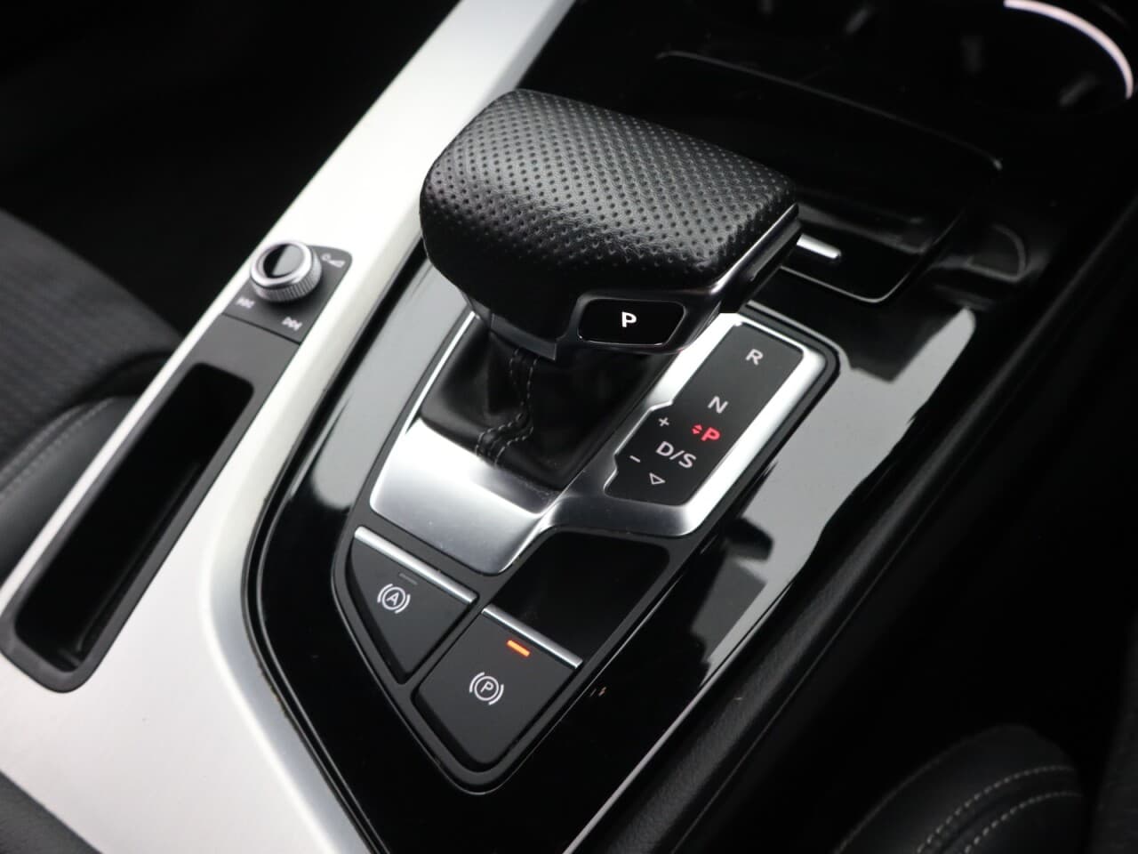 Audi A4 2.0 TDI 35 S line — image 23