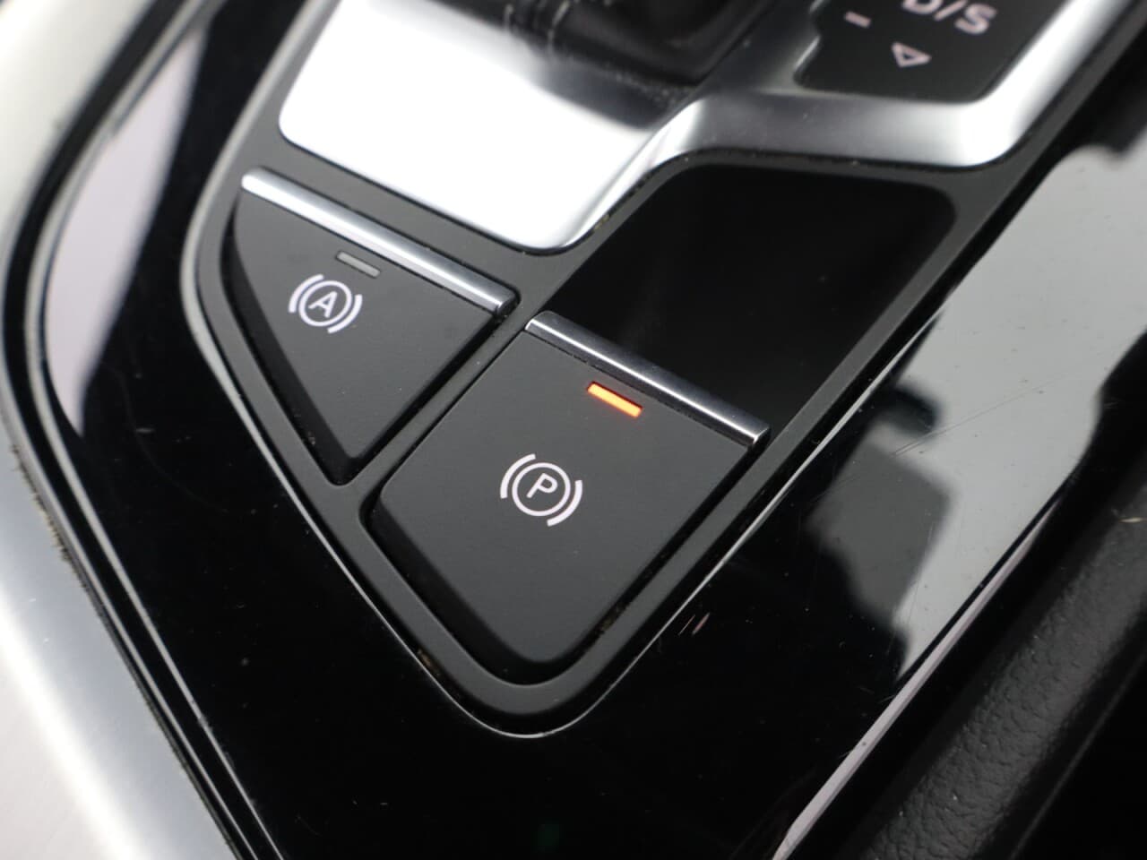 Audi A4 2.0 TDI 35 S line — image 26