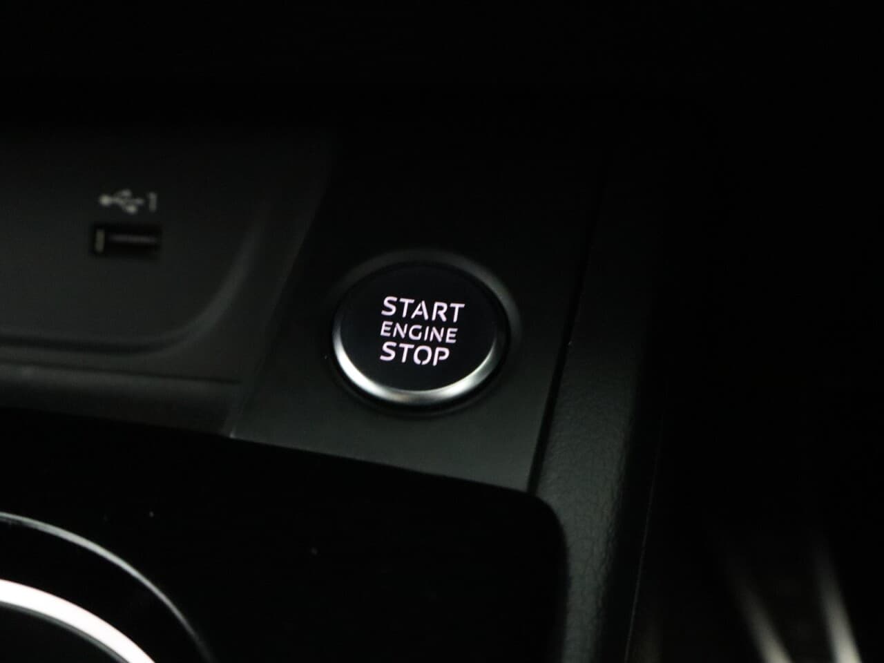 Audi A4 2.0 TDI 35 S line — image 28