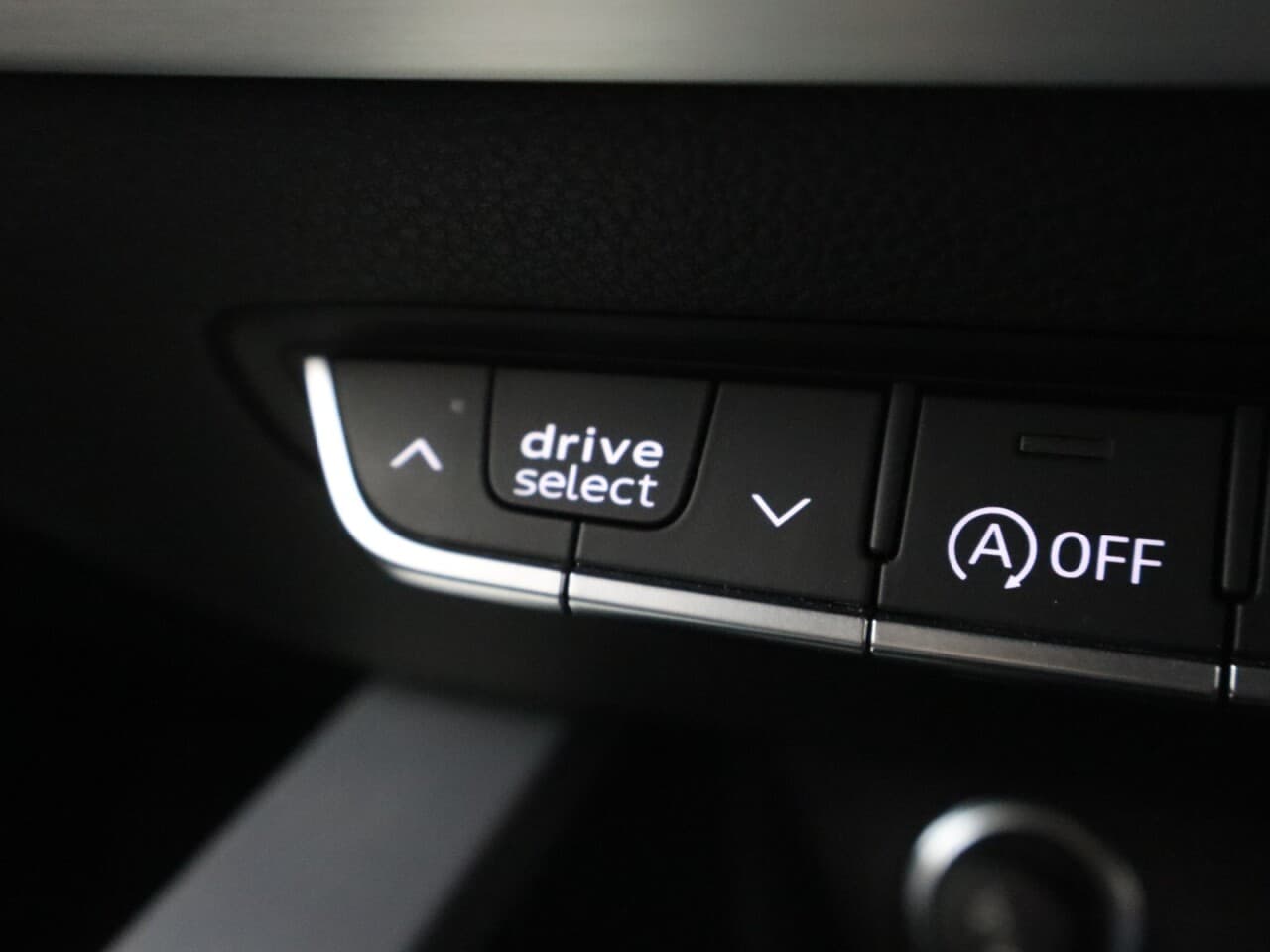 Audi A4 2.0 TDI 35 S line — image 32