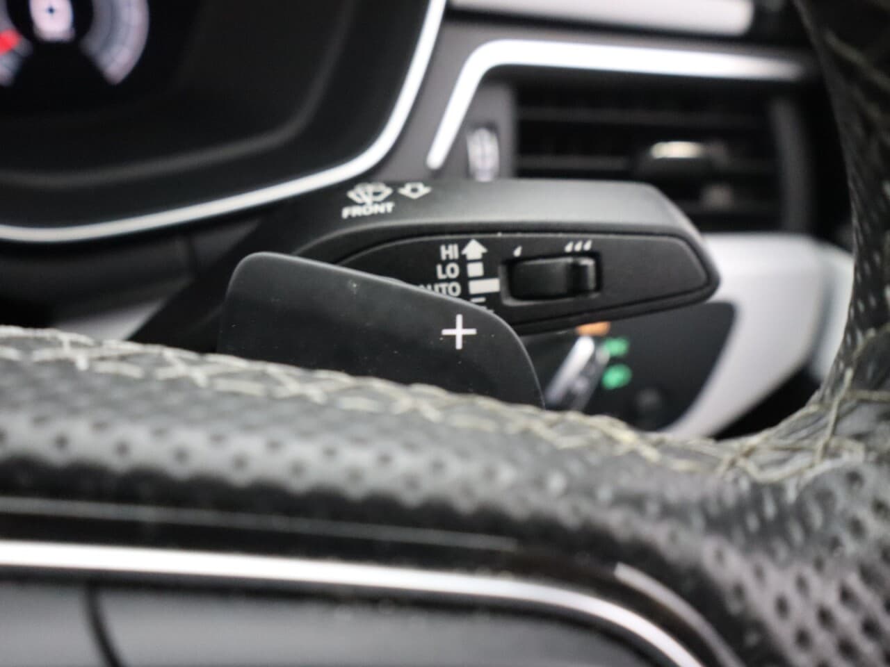 Audi A4 2.0 TDI 35 S line — image 40