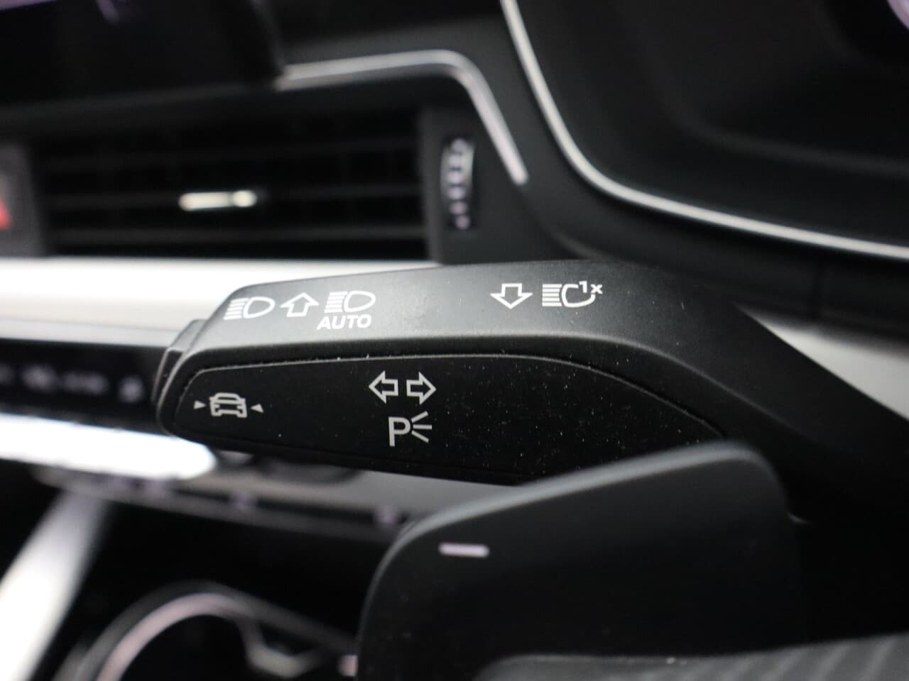 Audi A4 2.0 TDI 35 S line — image 41