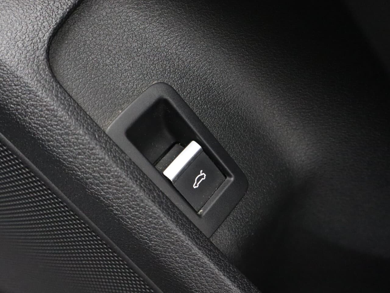 Audi A4 2.0 TDI 35 S line — image 50