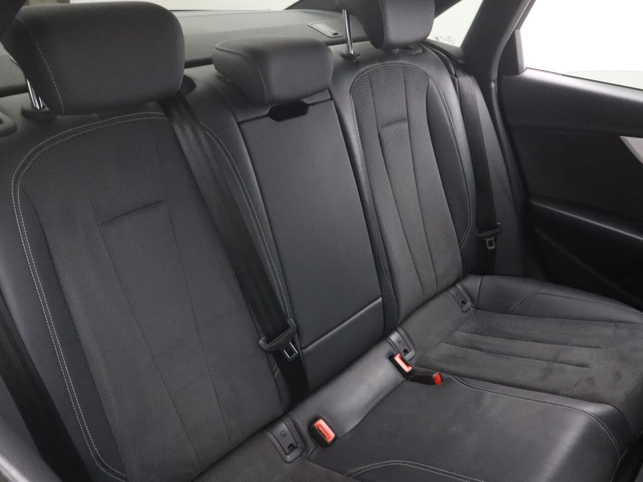 Audi A4 2.0 TDI 35 S line — image 45