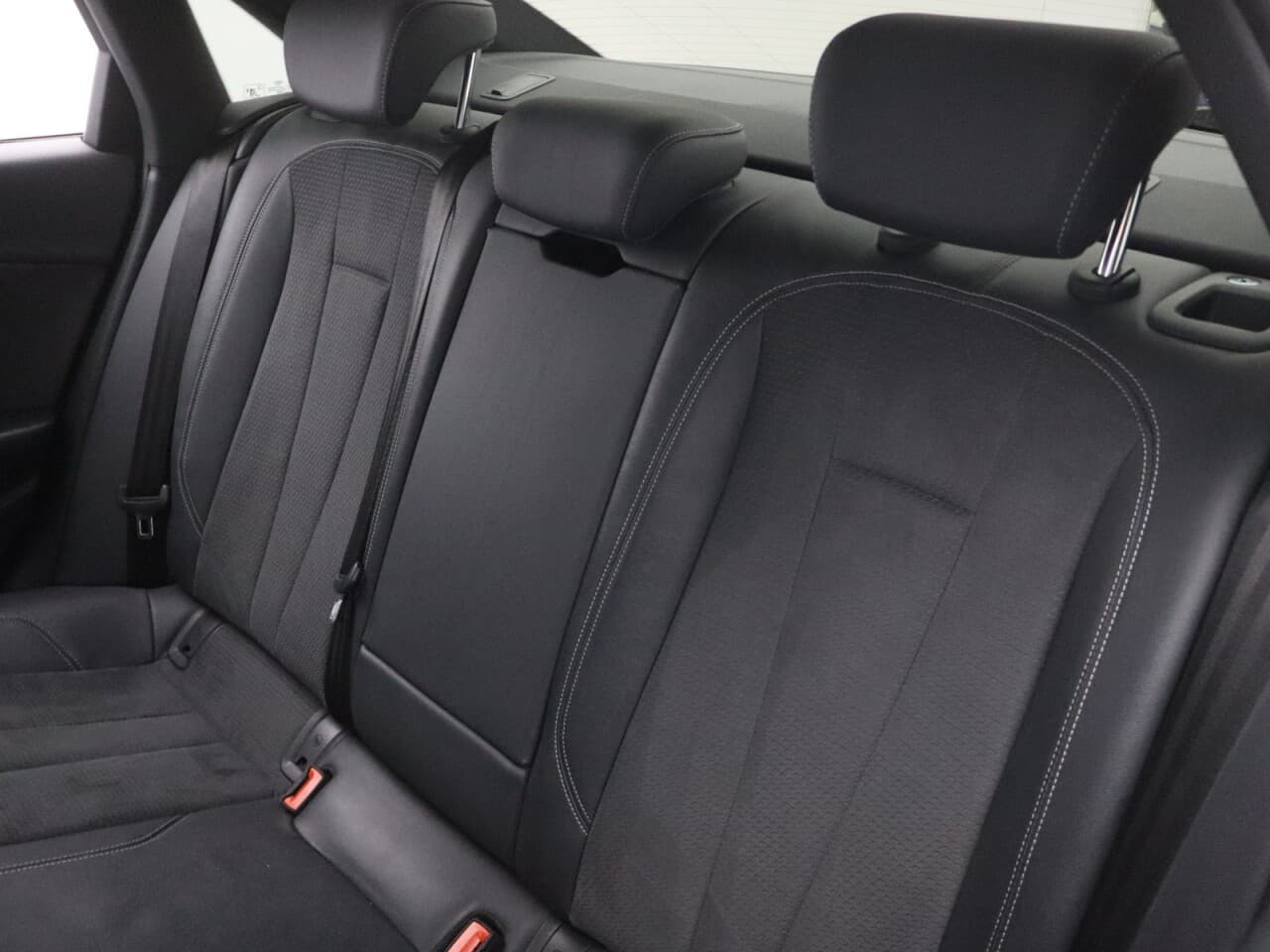 Audi A4 2.0 TDI 35 S line — image 46