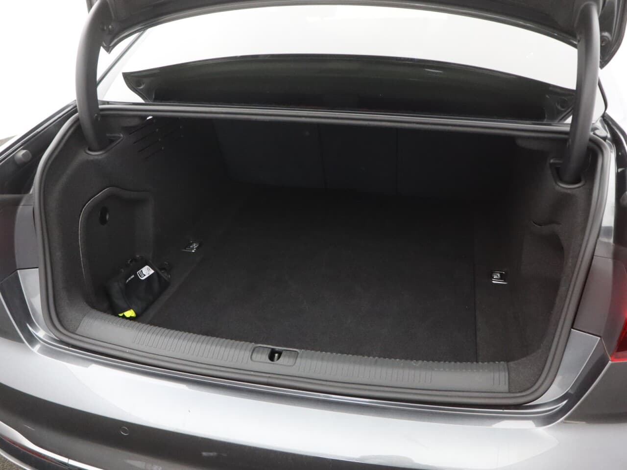 Audi A4 2.0 TDI 35 S line — image 47