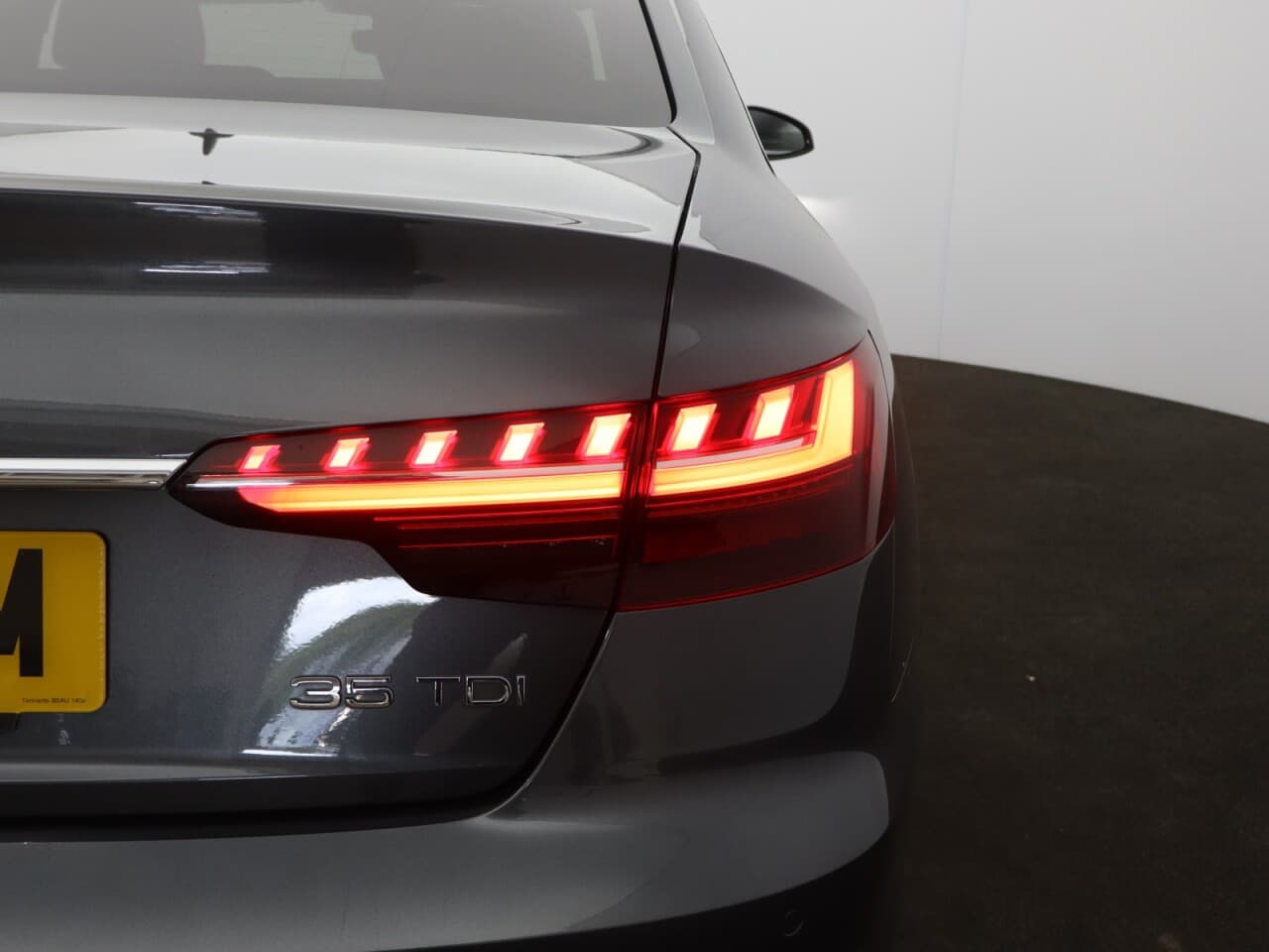 Audi A4 2.0 TDI 35 S line — image 61