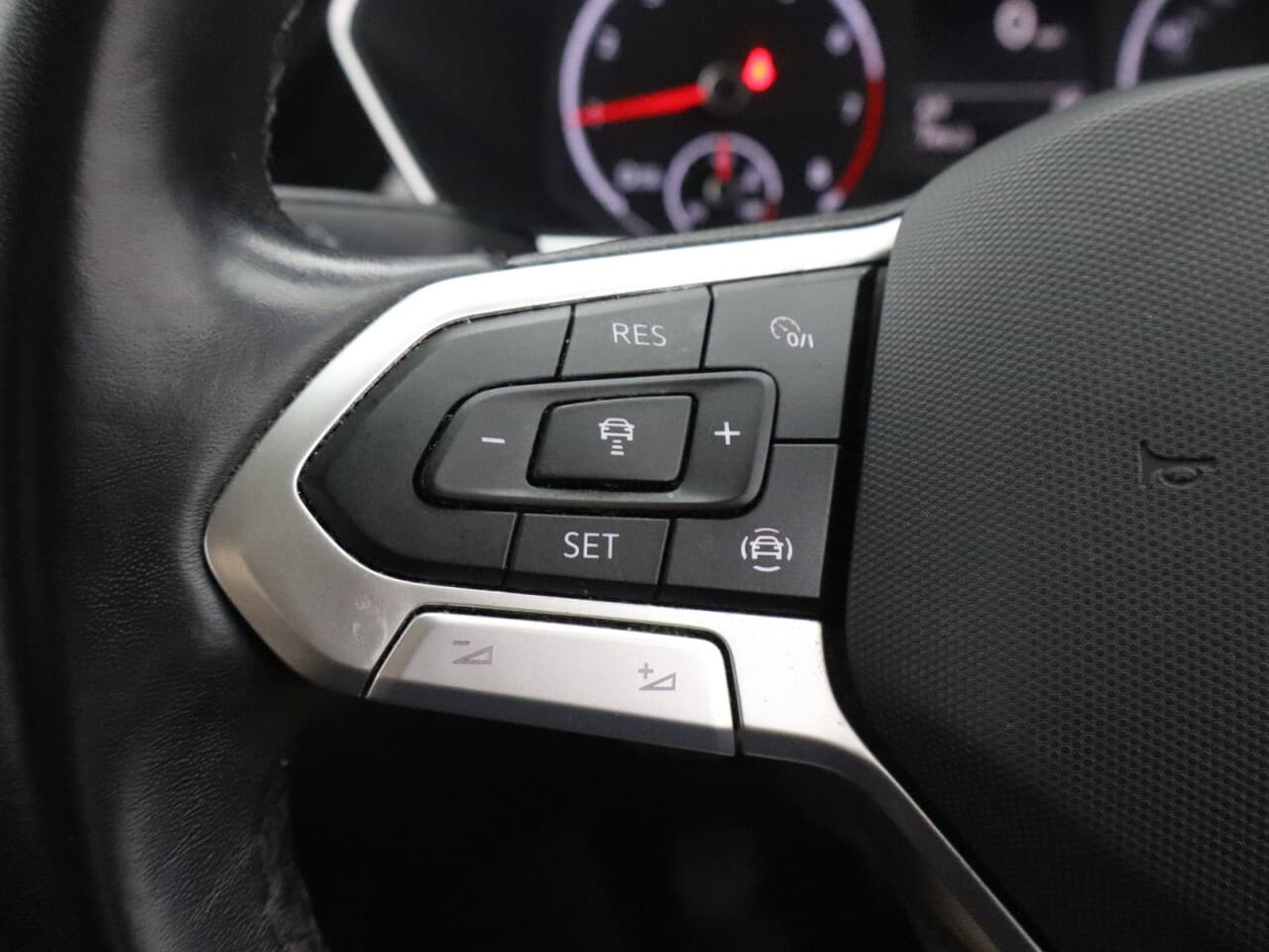 Volkswagen T-Cross 1.0 TSI SEL — image 17