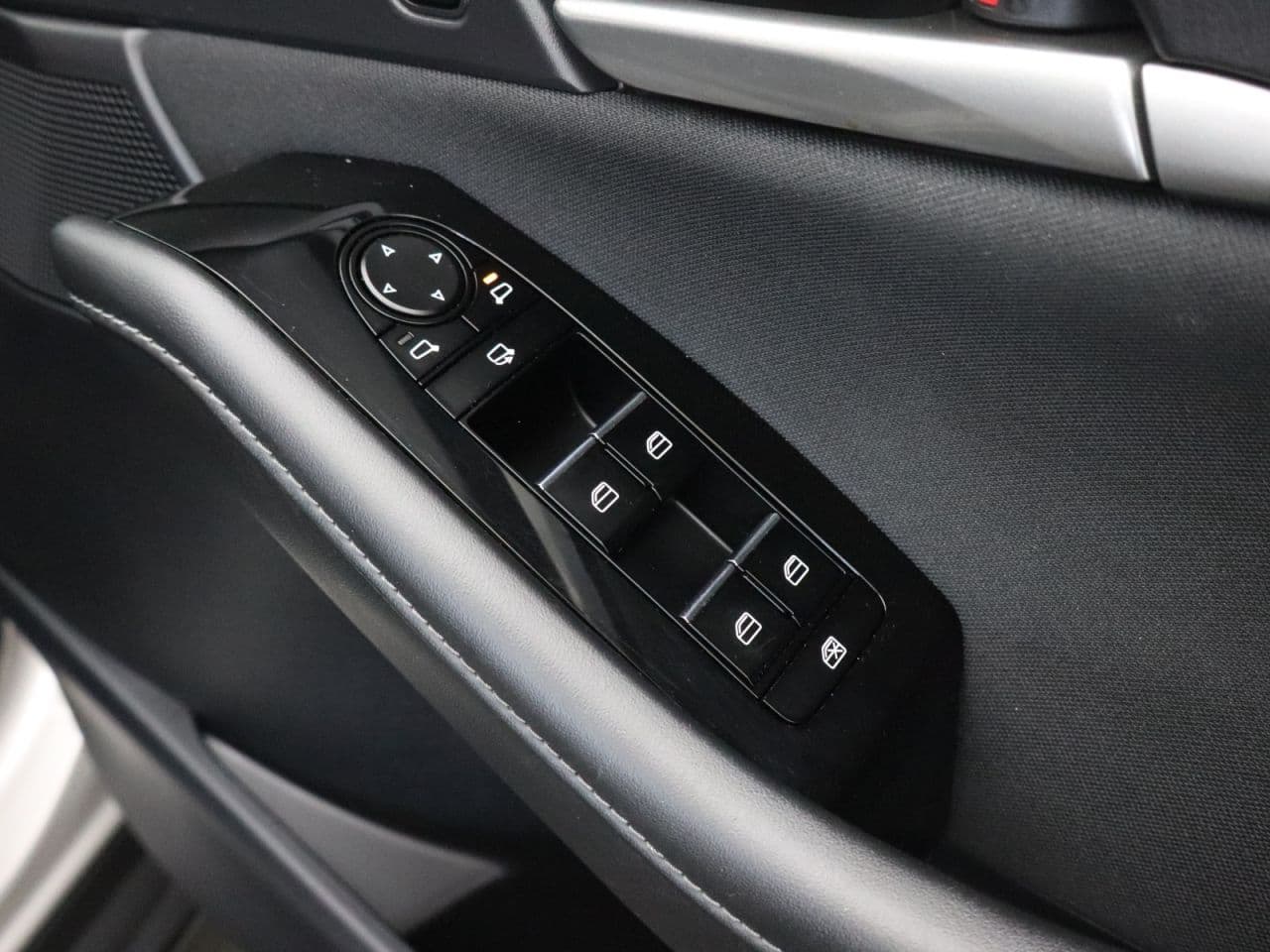 Mazda CX-30 2.0 e-SKYACTIV G MHEV SE-L — image 38