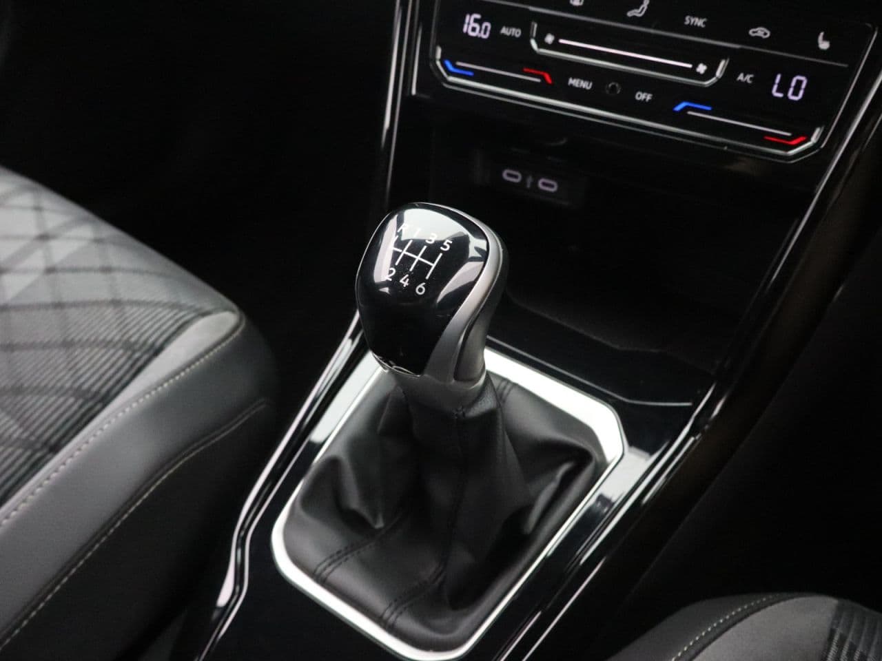 Volkswagen T-Roc 1.5 TSI R-Line — image 24