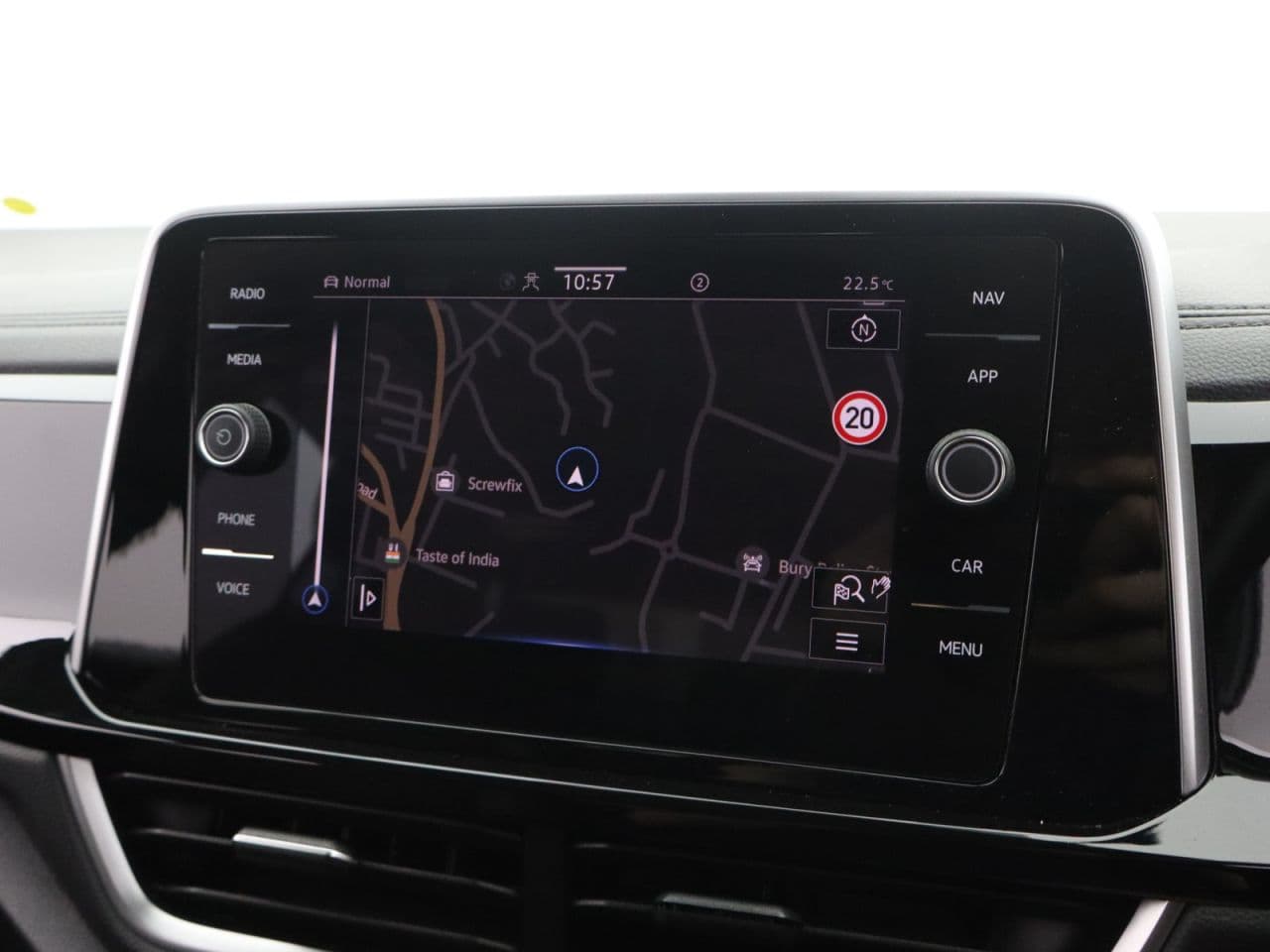 Volkswagen T-Roc 1.5 TSI R-Line — image 33
