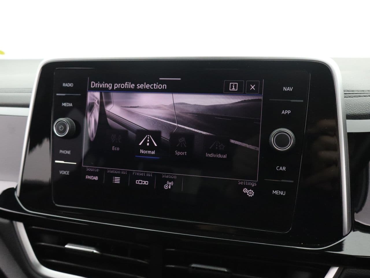 Volkswagen T-Roc 1.5 TSI R-Line — image 36