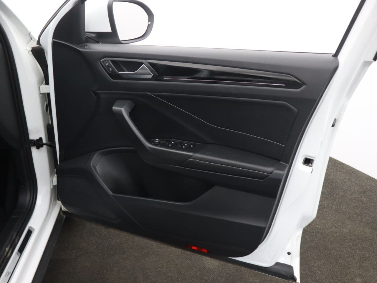 Volkswagen T-Roc 1.5 TSI R-Line — image 45