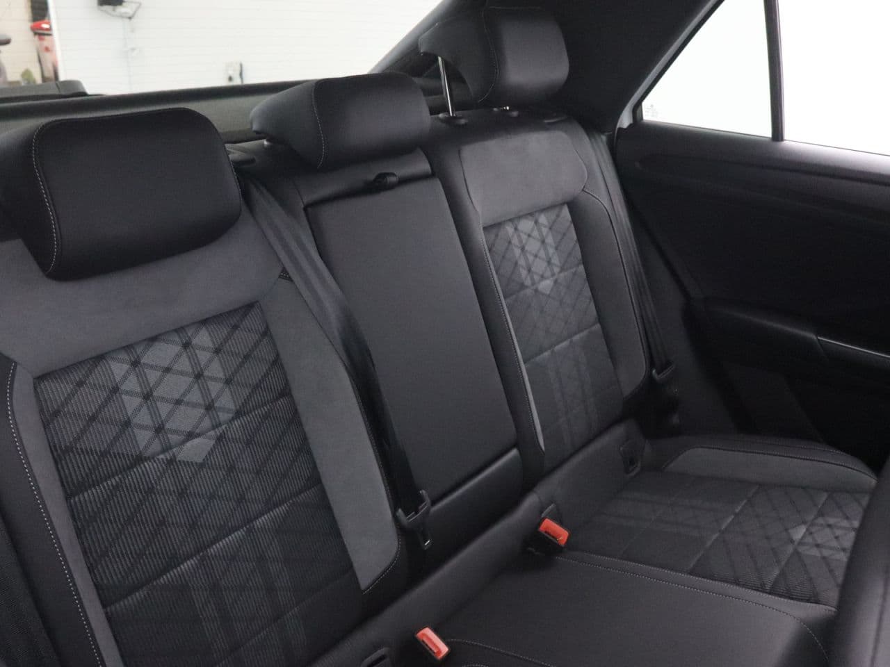 Volkswagen T-Roc 1.5 TSI R-Line — image 42