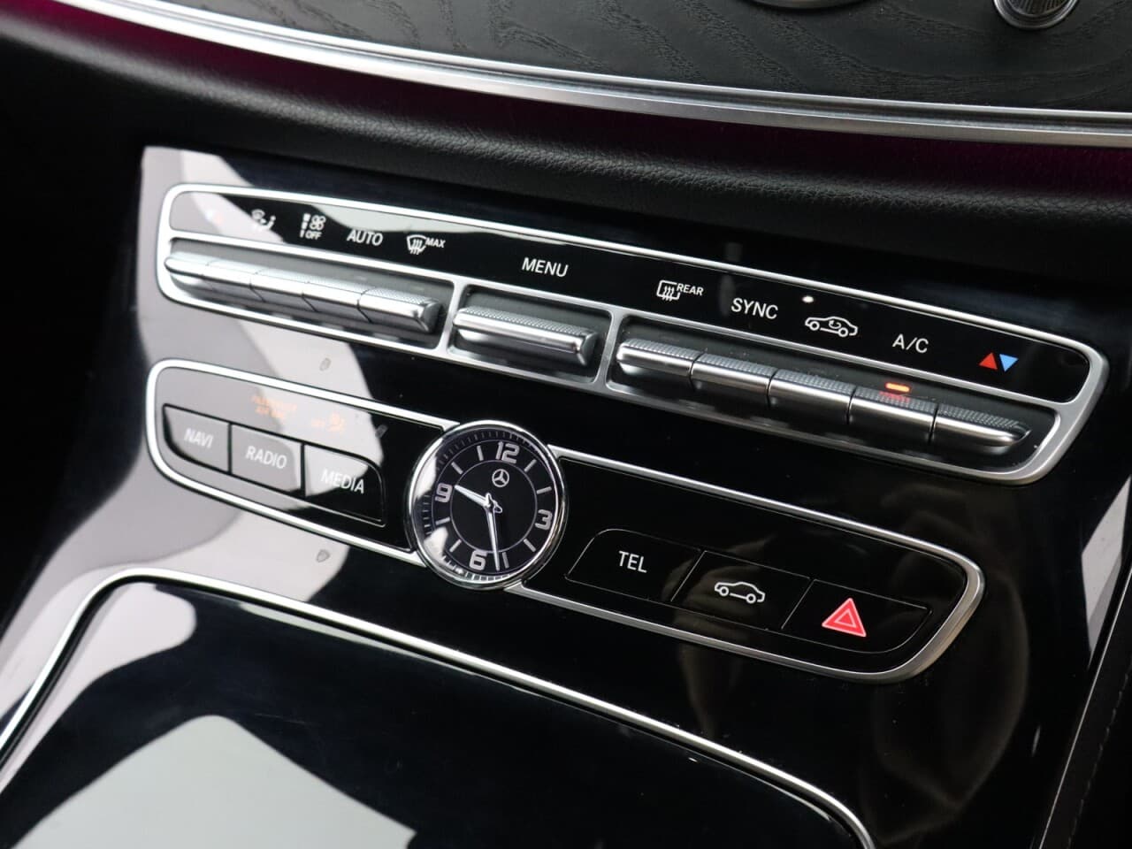 Mercedes-Benz E Class 2.0 E200d AMG Line — image 30