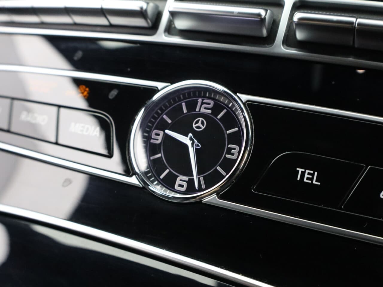 Mercedes-Benz E Class 2.0 E200d AMG Line — image 32