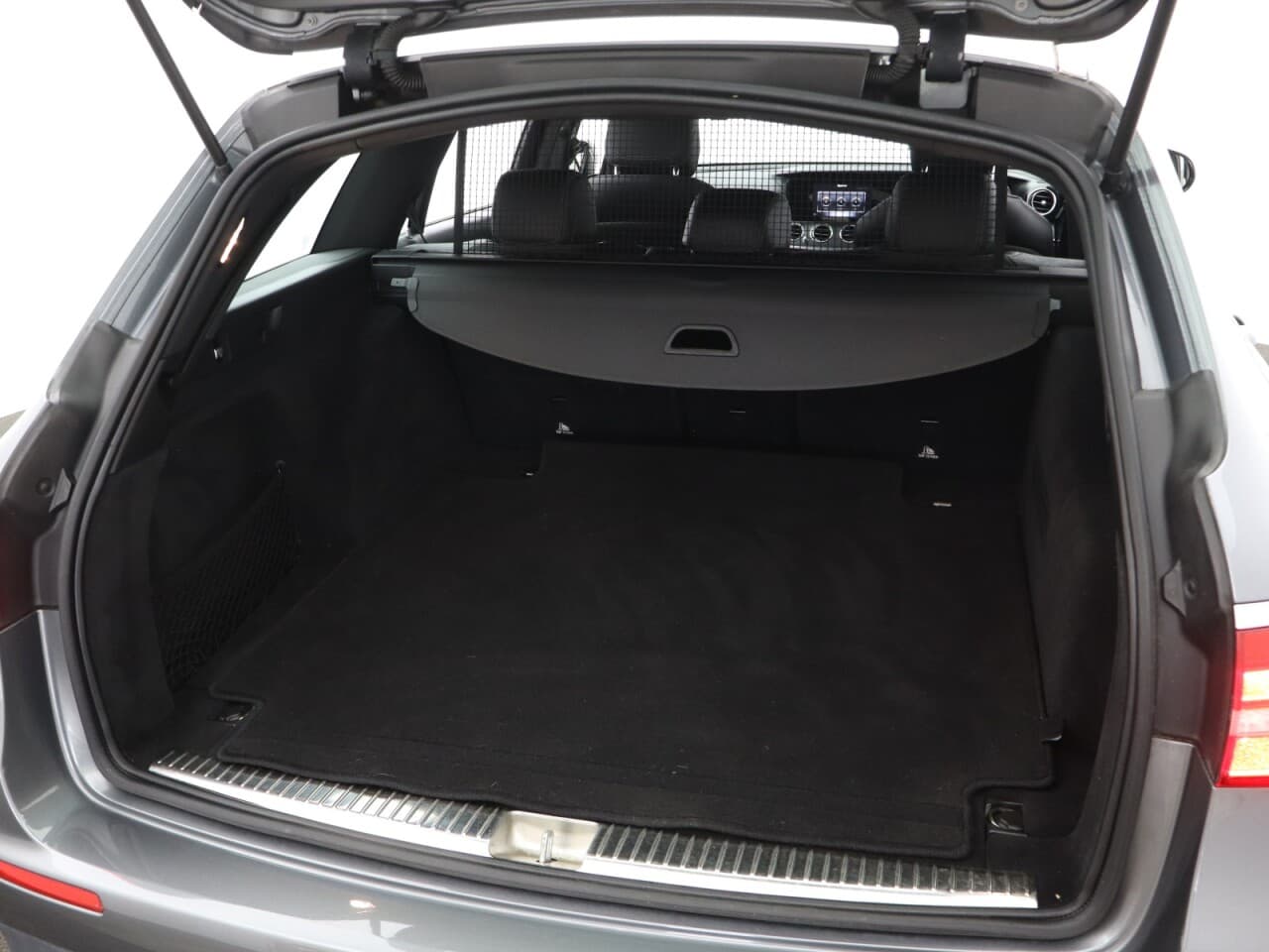 Mercedes-Benz E Class 2.0 E200d AMG Line — image 46