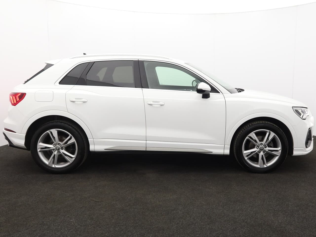 Audi Q3 1.5 TFSI CoD 35 S line — image 11