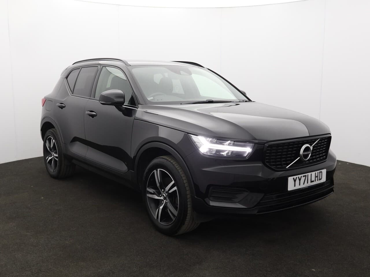 Volvo XC40 2.0 B4 MHEV R-Design view 1