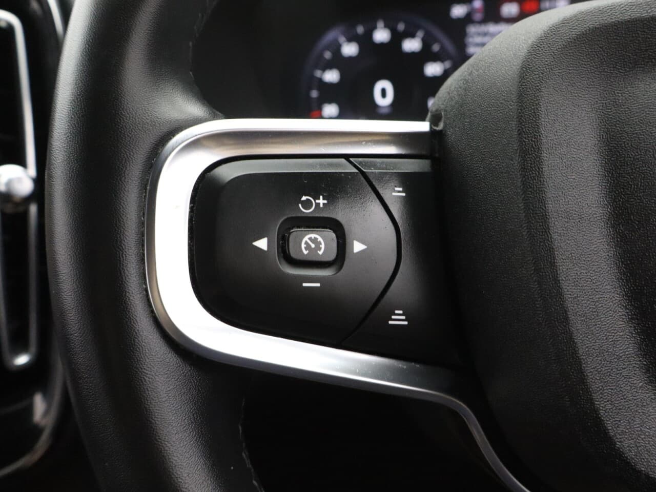 Volvo XC40 2.0 B4 MHEV R-Design — image 17