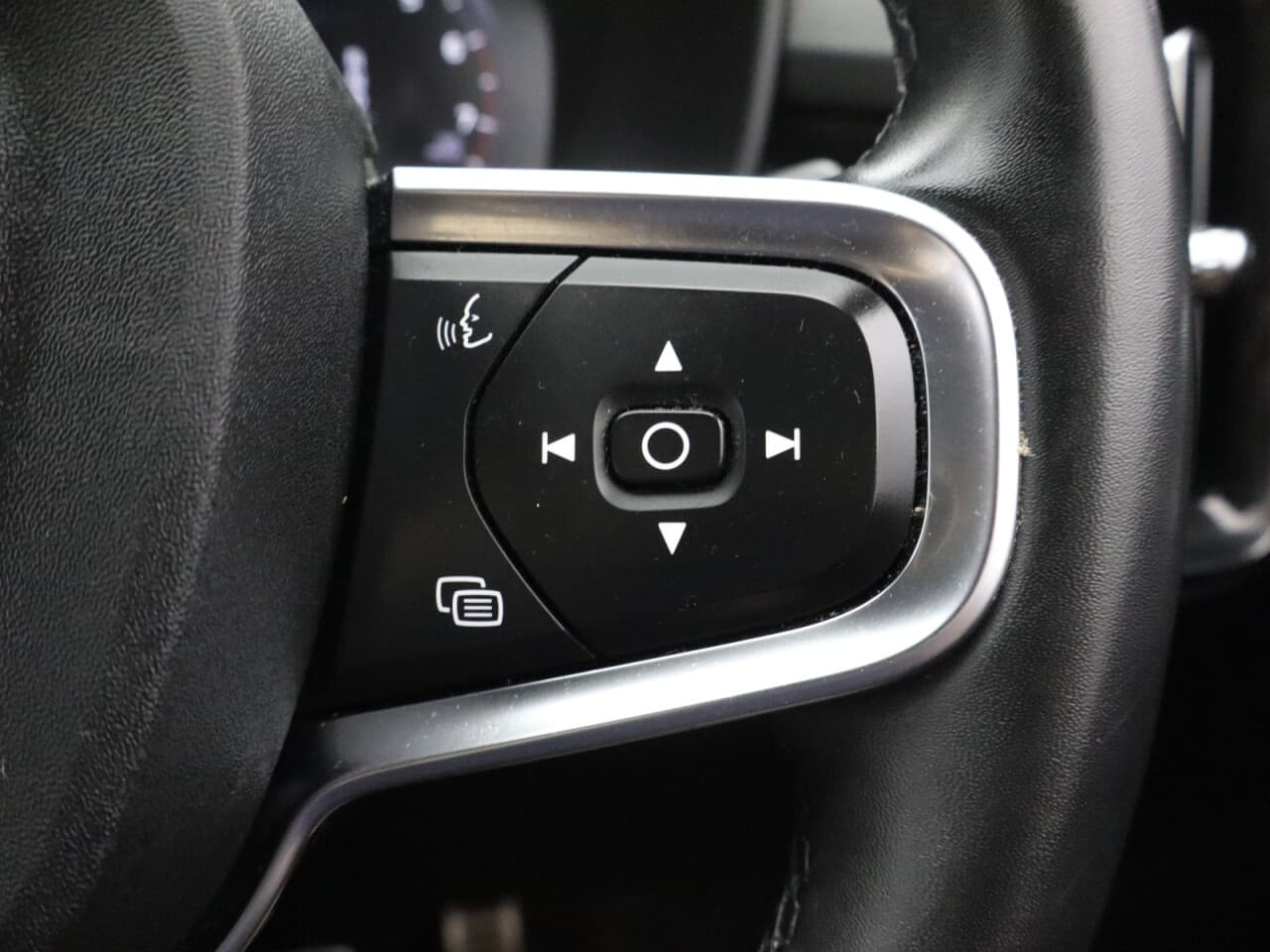 Volvo XC40 2.0 B4 MHEV R-Design — image 18