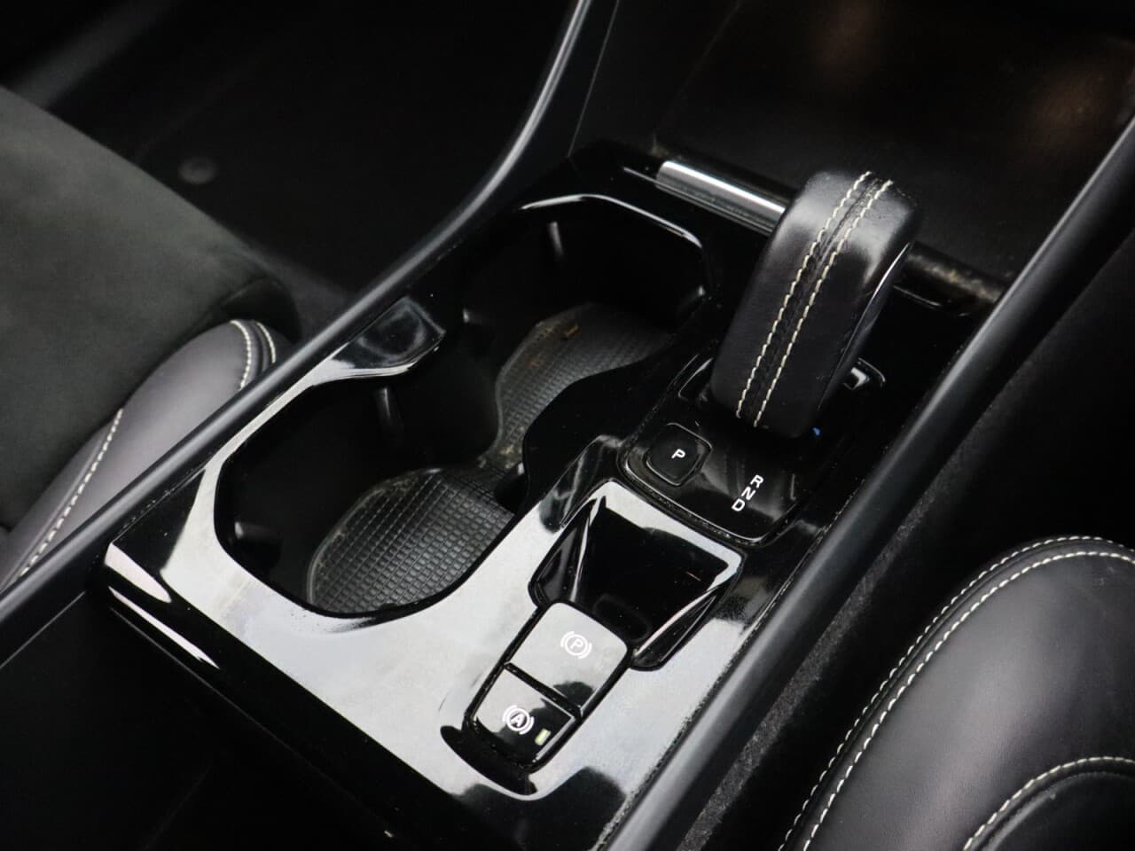 Volvo XC40 2.0 B4 MHEV R-Design — image 23