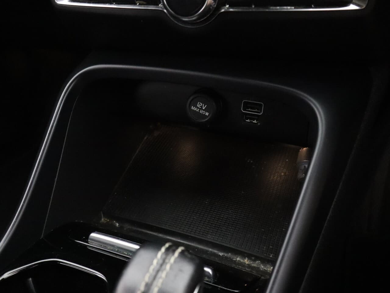 Volvo XC40 2.0 B4 MHEV R-Design — image 27