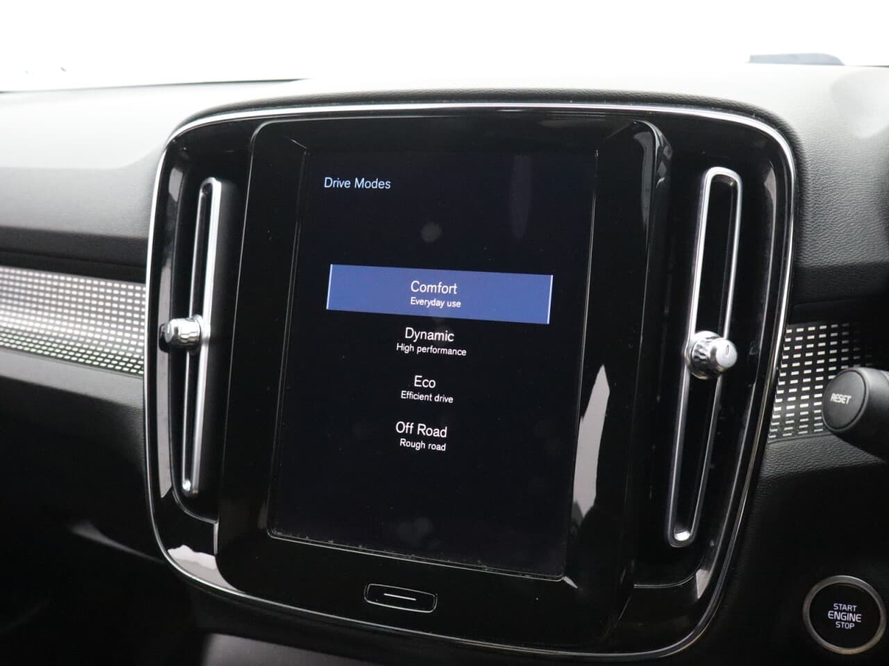 Volvo XC40 2.0 B4 MHEV R-Design — image 33
