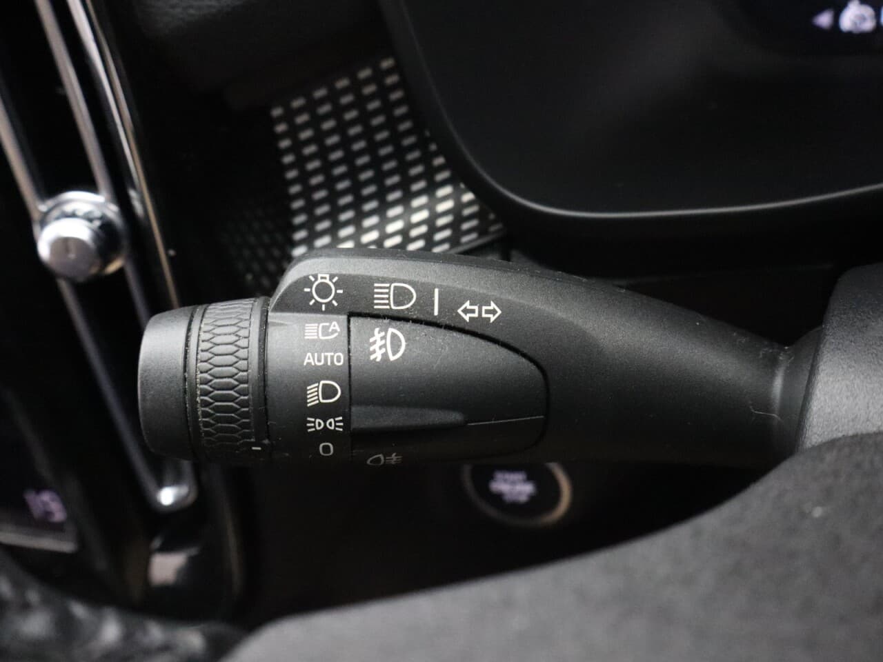 Volvo XC40 2.0 B4 MHEV R-Design — image 38