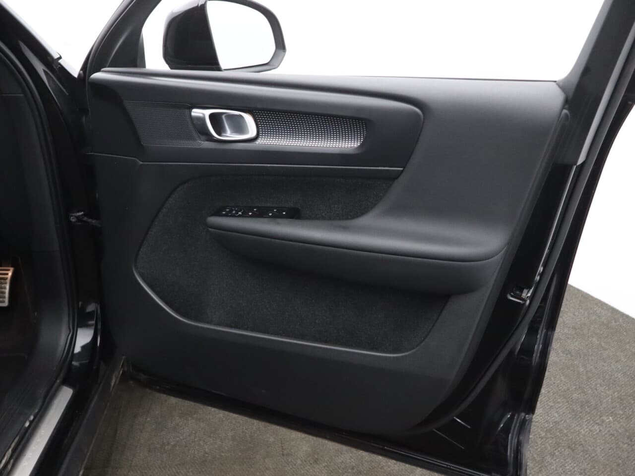 Volvo XC40 2.0 B4 MHEV R-Design — image 40