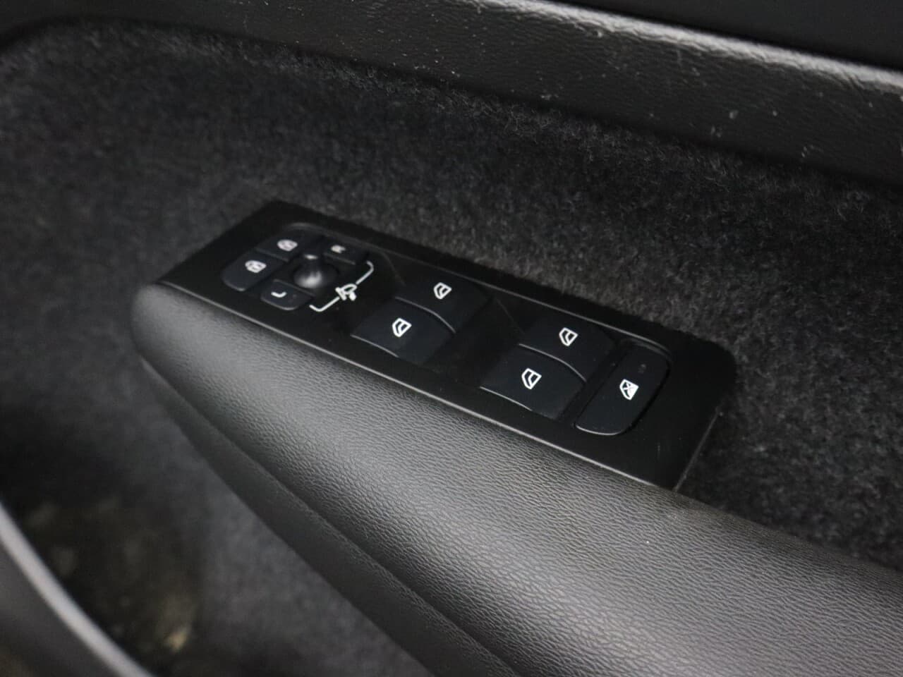Volvo XC40 2.0 B4 MHEV R-Design — image 41