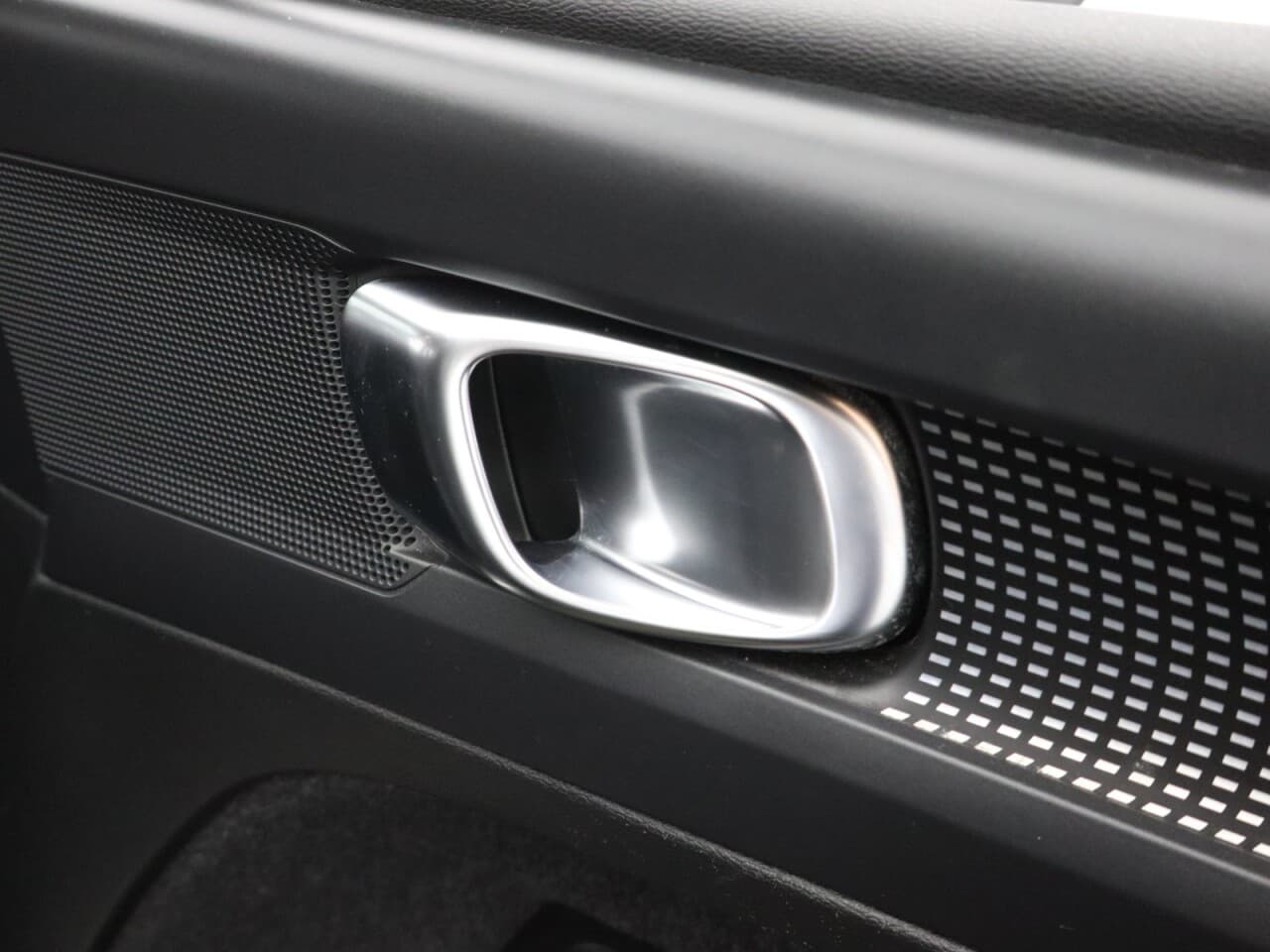 Volvo XC40 2.0 B4 MHEV R-Design — image 42
